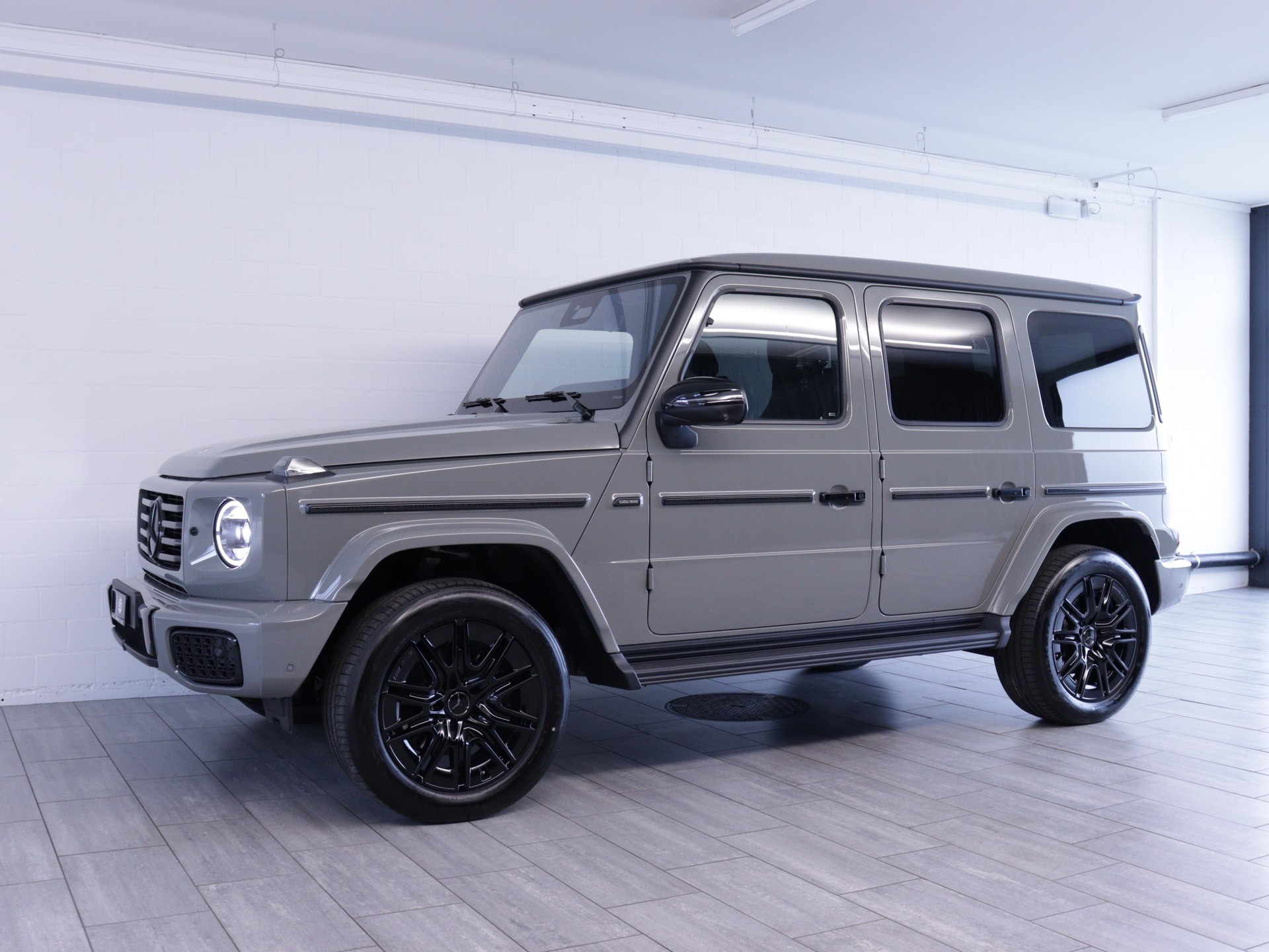 MERCEDES-BENZ G 450 d AMG Line-showroom-element-1