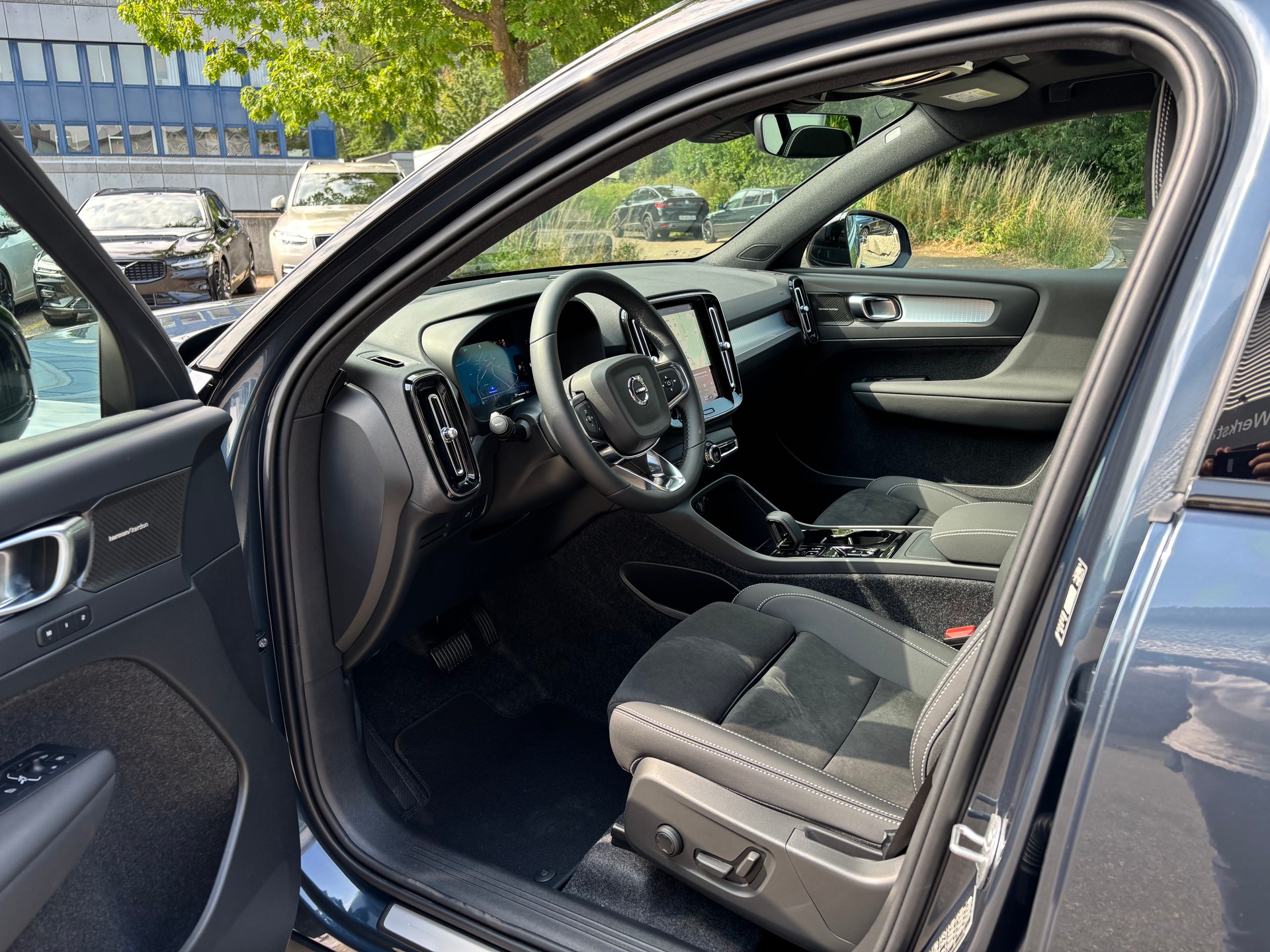 VOLVO XC40 2.0 B4 MH Black Edition-showroom-element-2