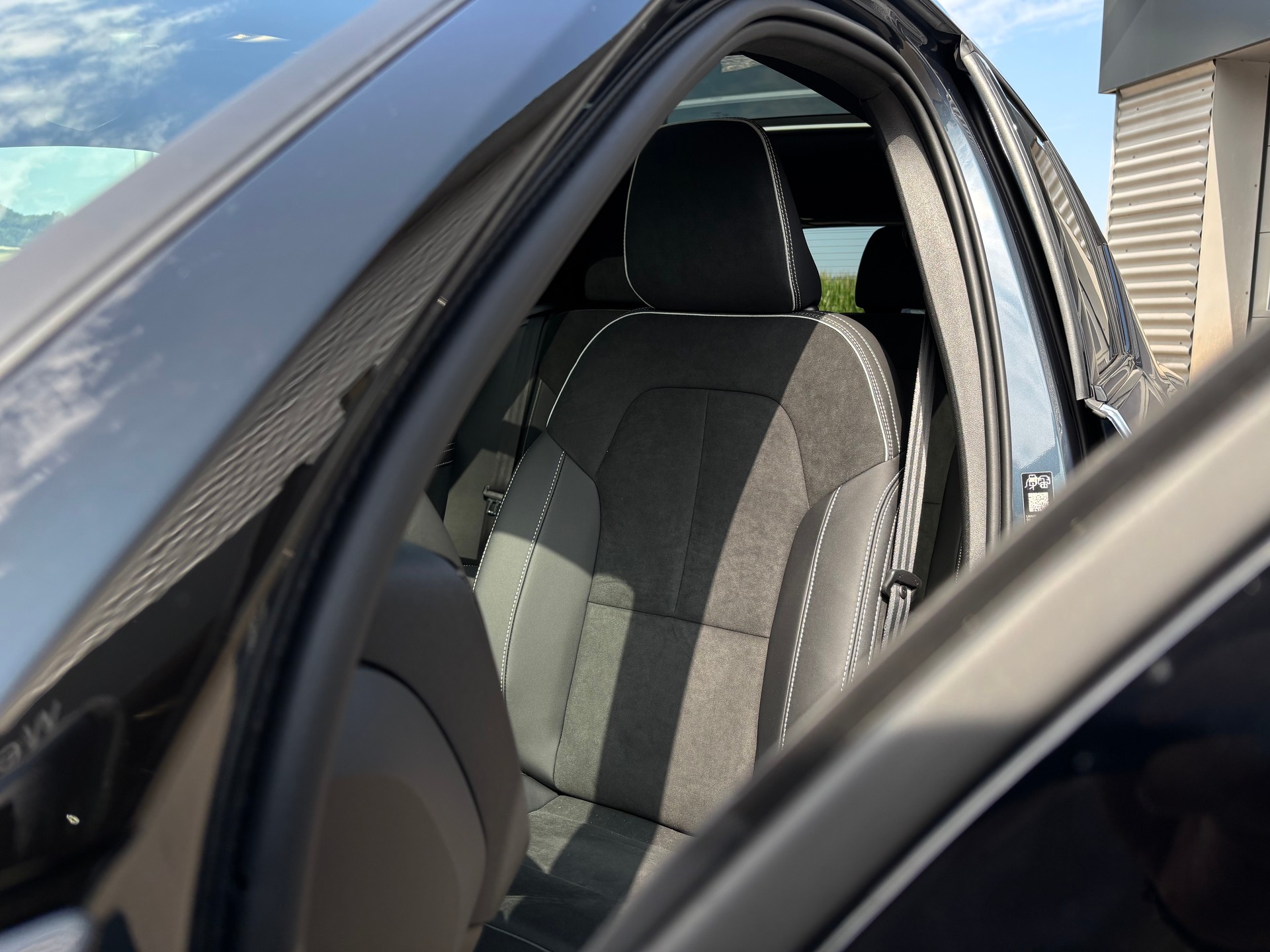 VOLVO XC40 2.0 B4 MH Black Edition-showroom-element-3