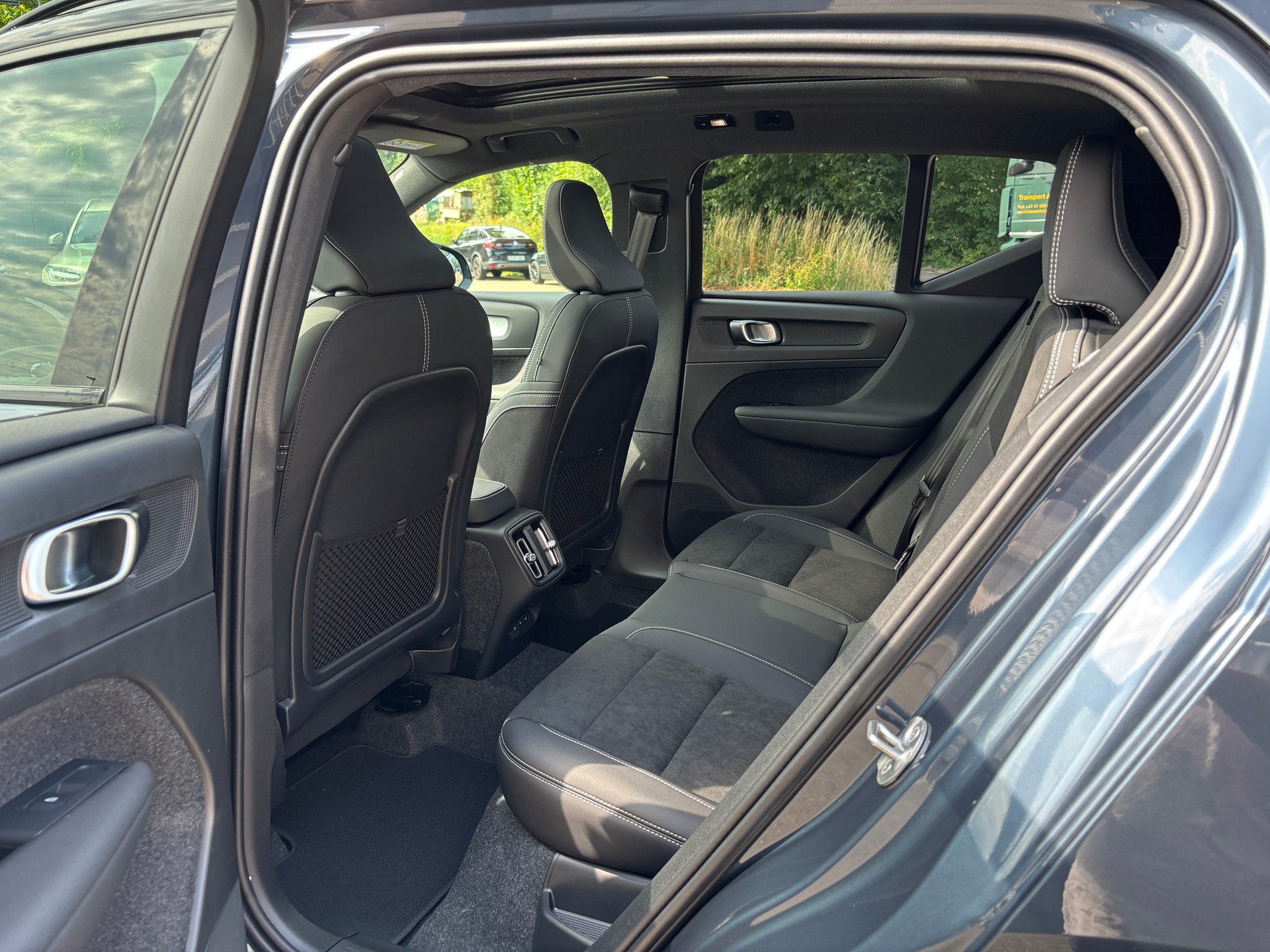 VOLVO XC40 2.0 B4 MH Black Edition-image-10