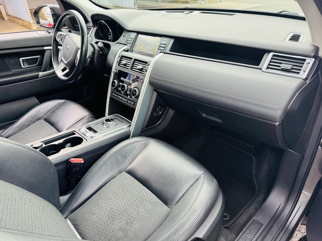 LAND ROVER Discovery Sport 2.0 TD4 SE AT9-image-2