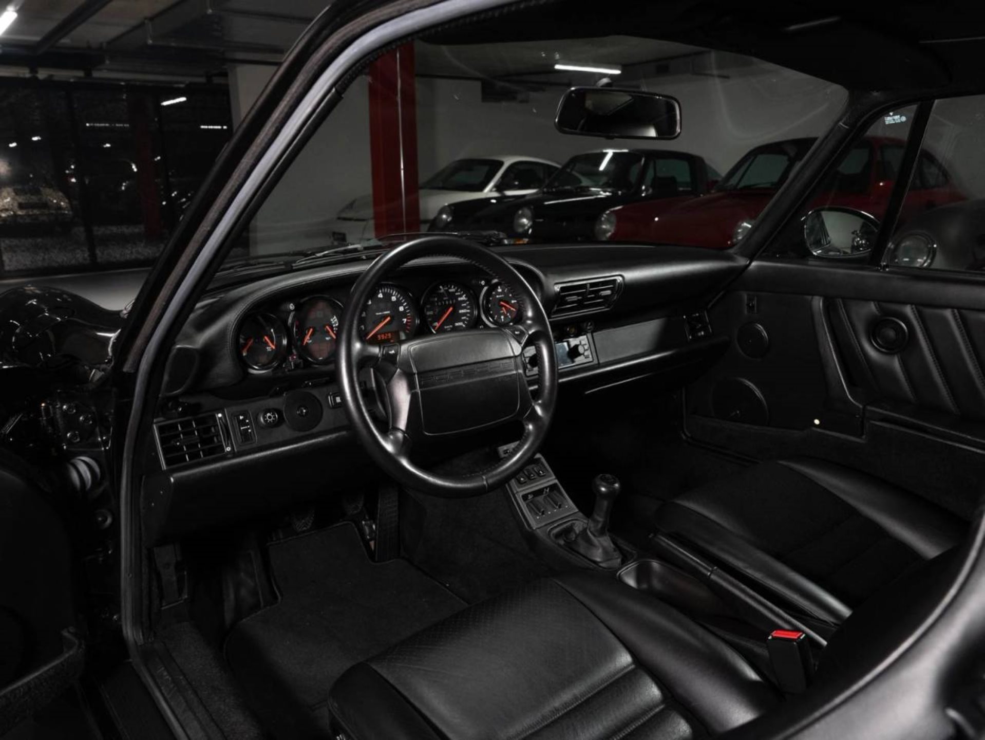 PORSCHE 911 Carrera 4 Coupé Turbo-Look-showroom-element-3