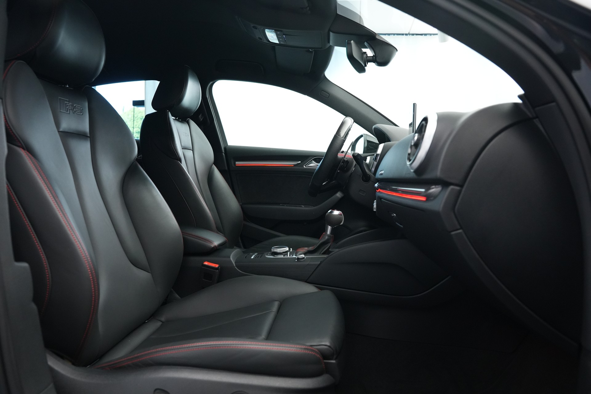 AUDI RS3 Limousine 2.5 TSI quattro S-tronic*CH Fahrzeug* *Carbon Lenkrad* *Magnetic Ride*-image-12