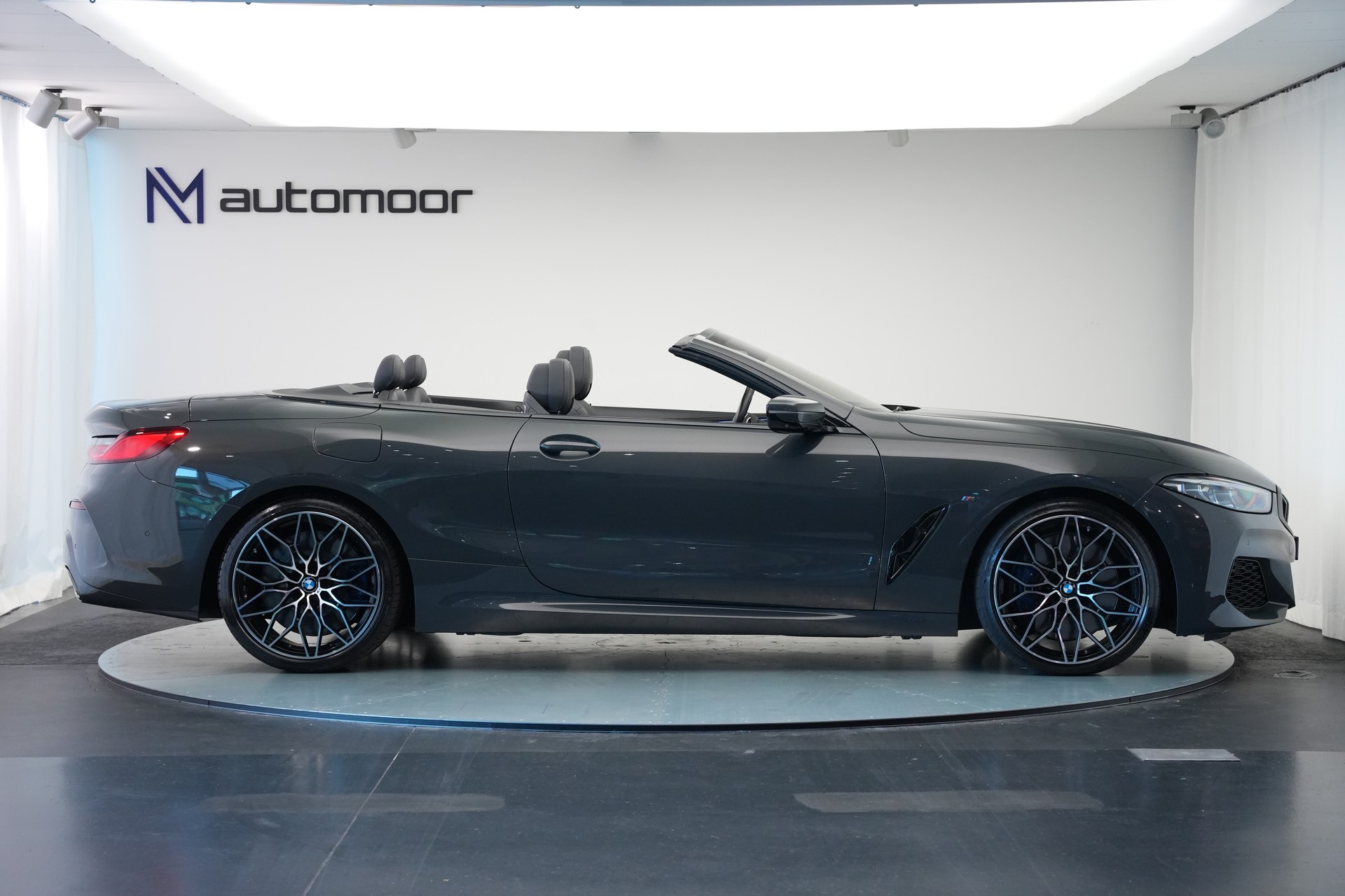 BMW M850i xDrive Steptronic *CH-Fahrzeug* *Dravitgrau* *B&W*-showroom-element-3