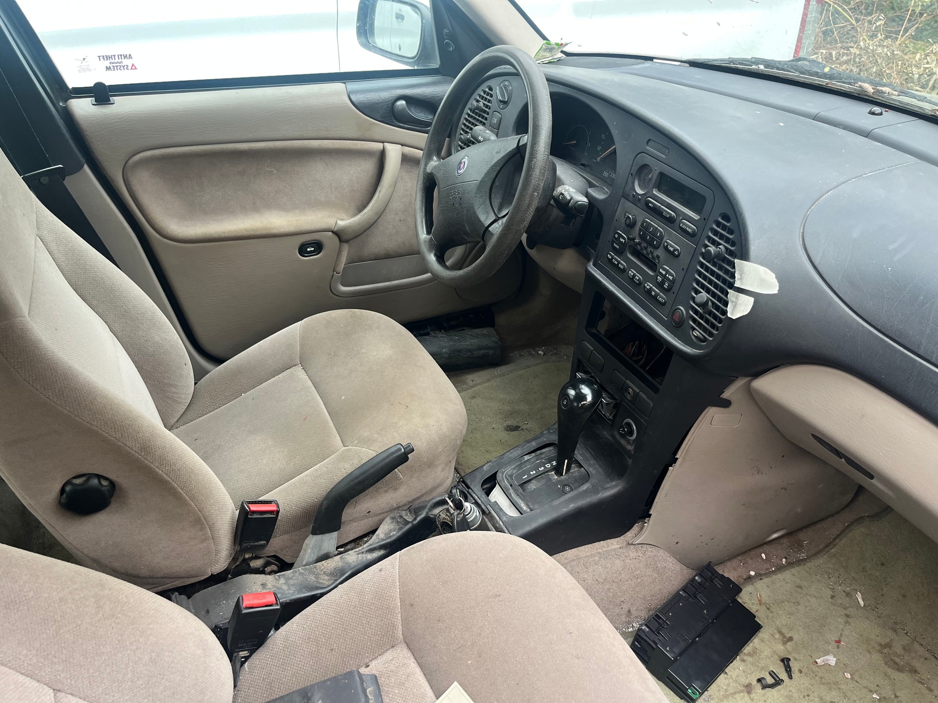 SAAB 900 S 2.0i-16-image-3