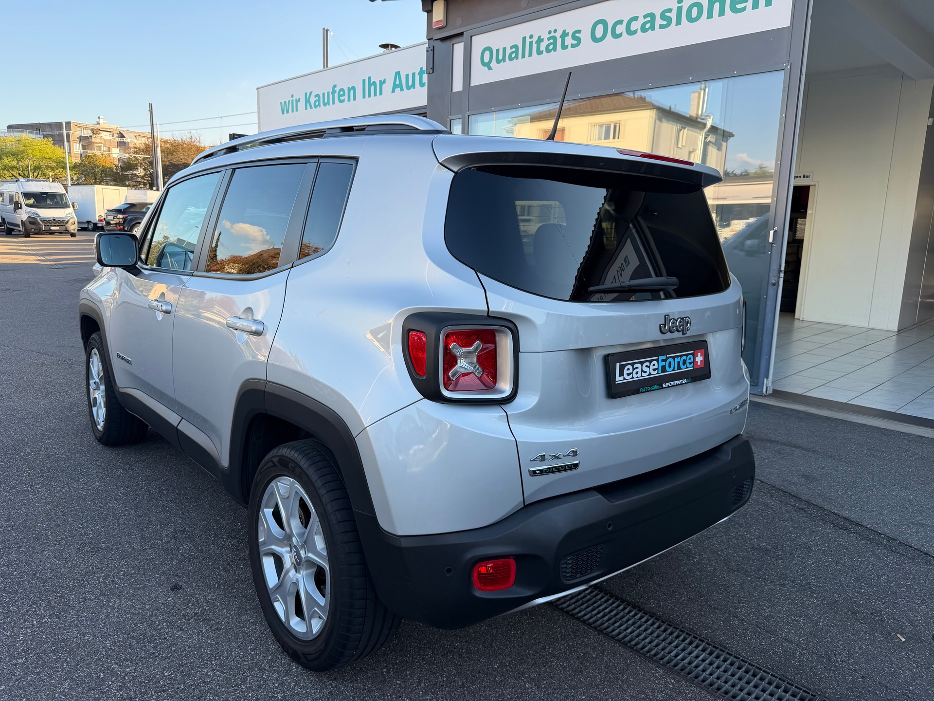 JEEP Renegade 2.0 CRD Limited AWD + Low Range 9ATX-showroom-element-3