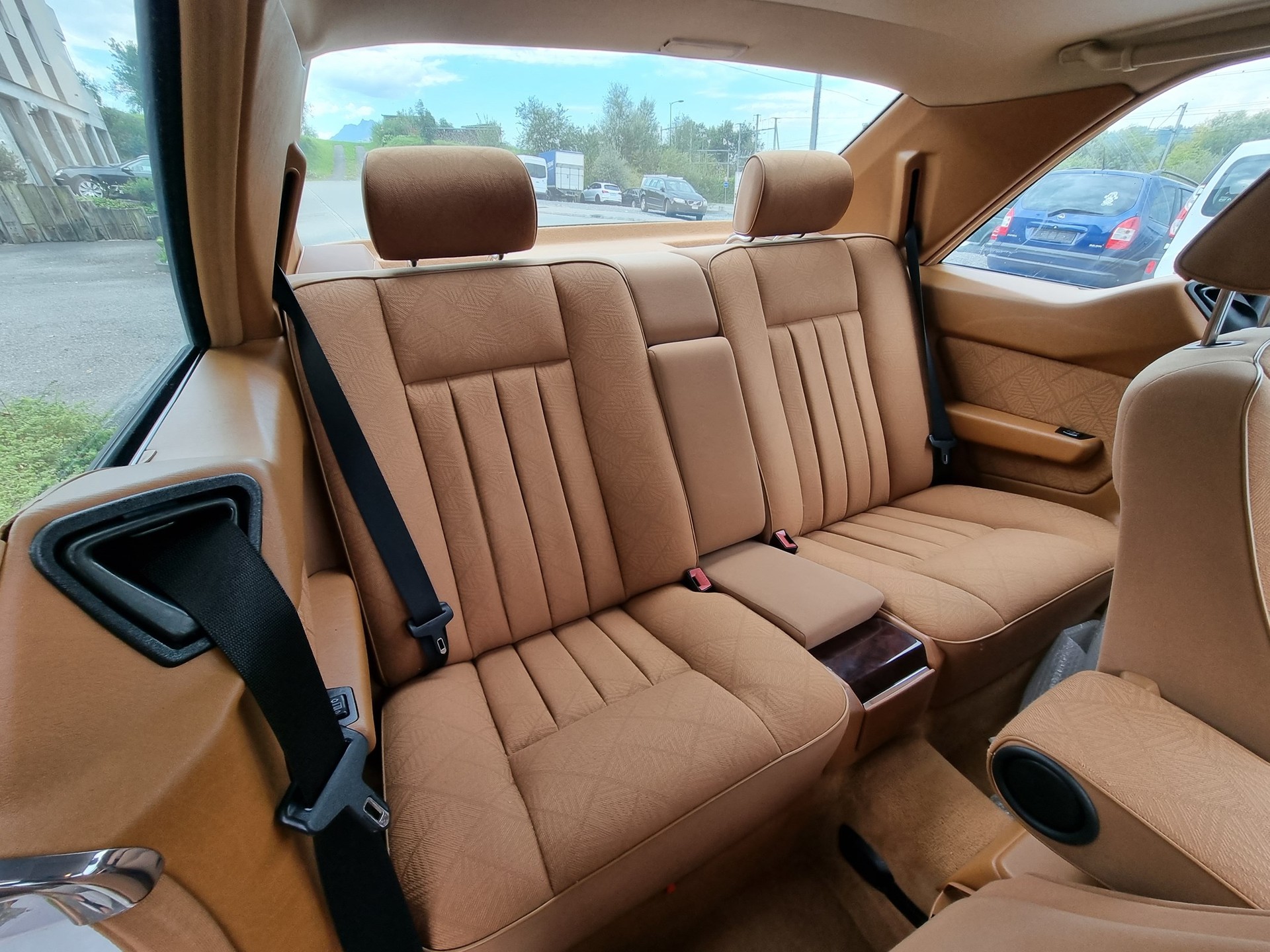 MERCEDES-BENZ E 320-image-8