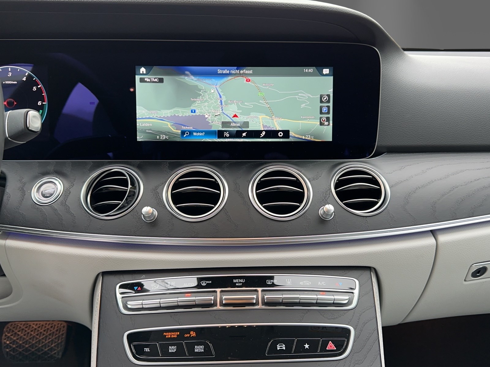 MERCEDES-BENZ E 300 de T 4M AMG Line-image-15