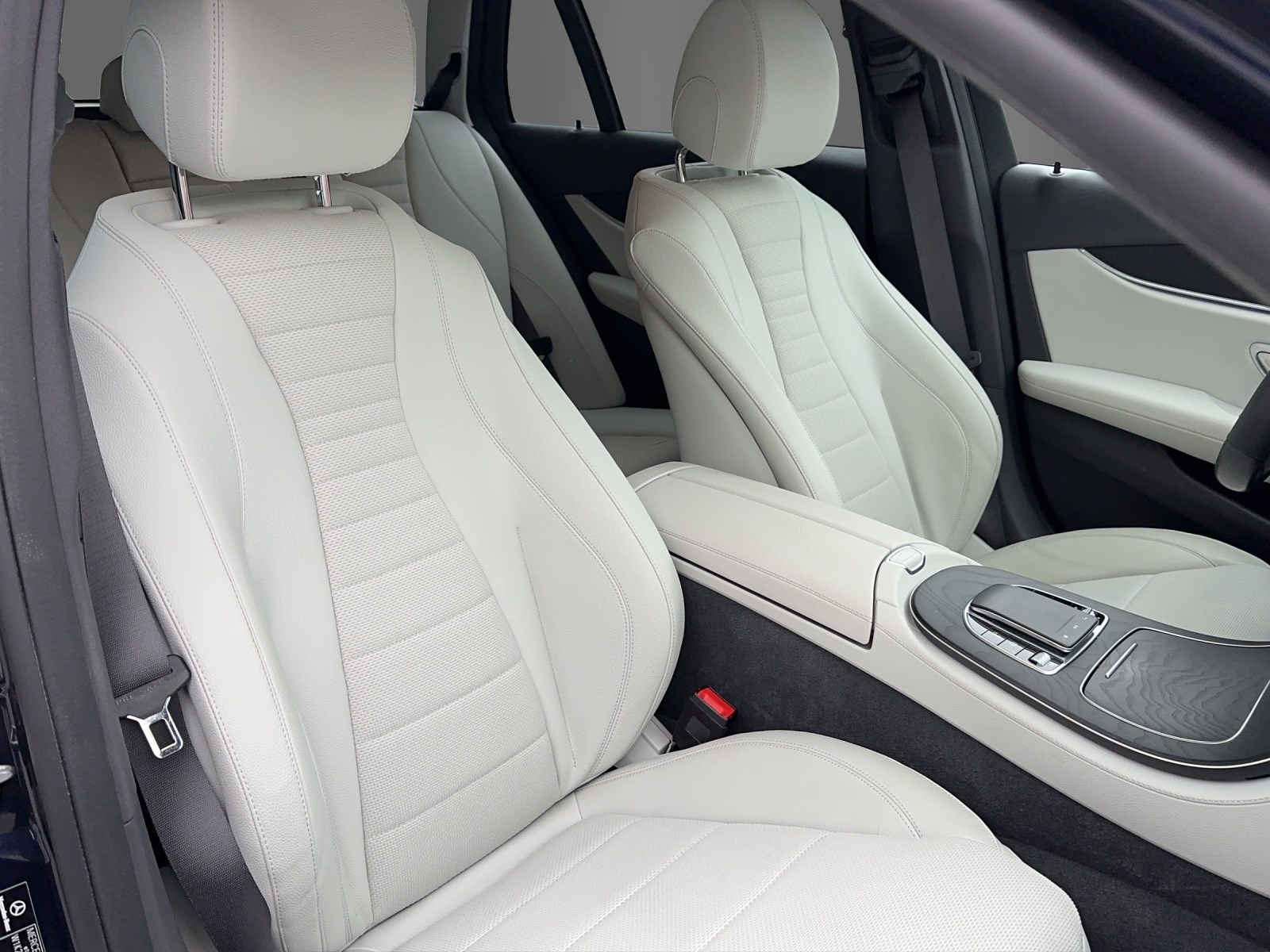 MERCEDES-BENZ E 300 de T 4M AMG Line-image-17
