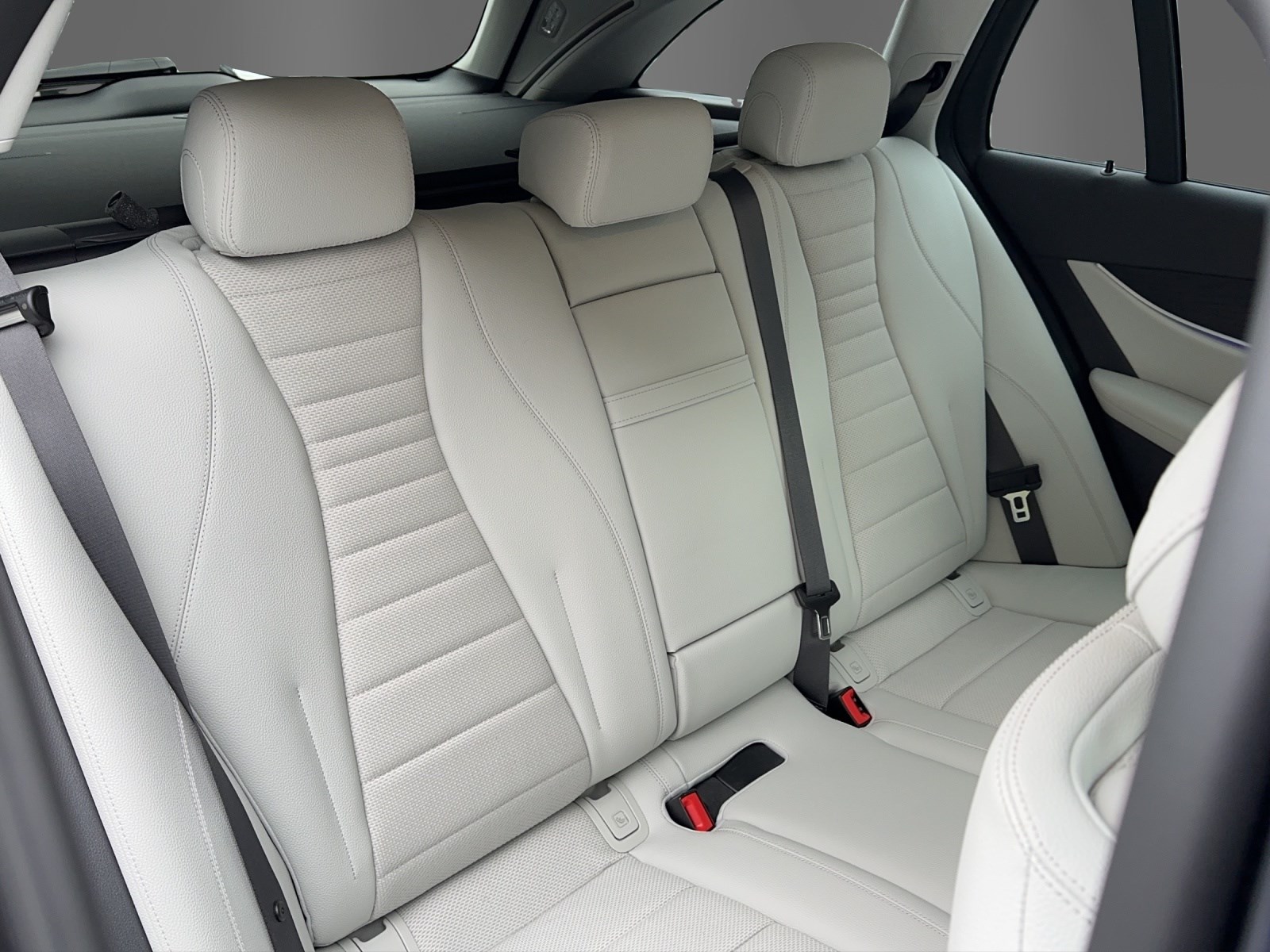 MERCEDES-BENZ E 300 de T 4M AMG Line-image-18