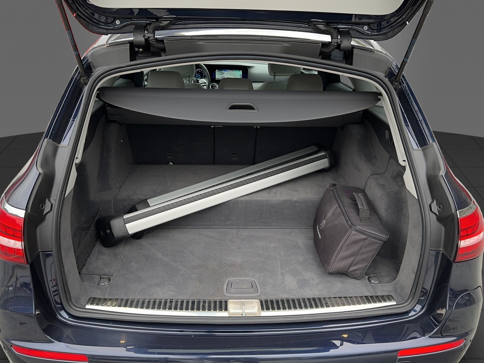 MERCEDES-BENZ E 300 de T 4M AMG Line-image-19