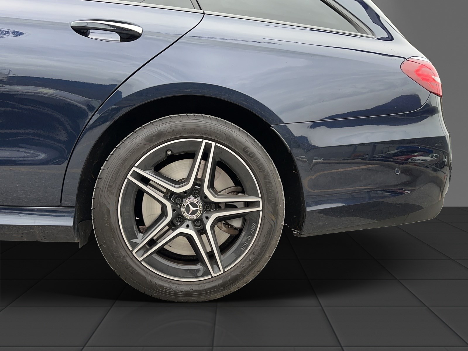 MERCEDES-BENZ E 300 de T 4M AMG Line-image-21