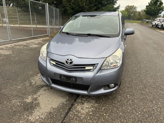 TOYOTA Verso 2.2 D-CAT Linea Luna Automatic-image-1