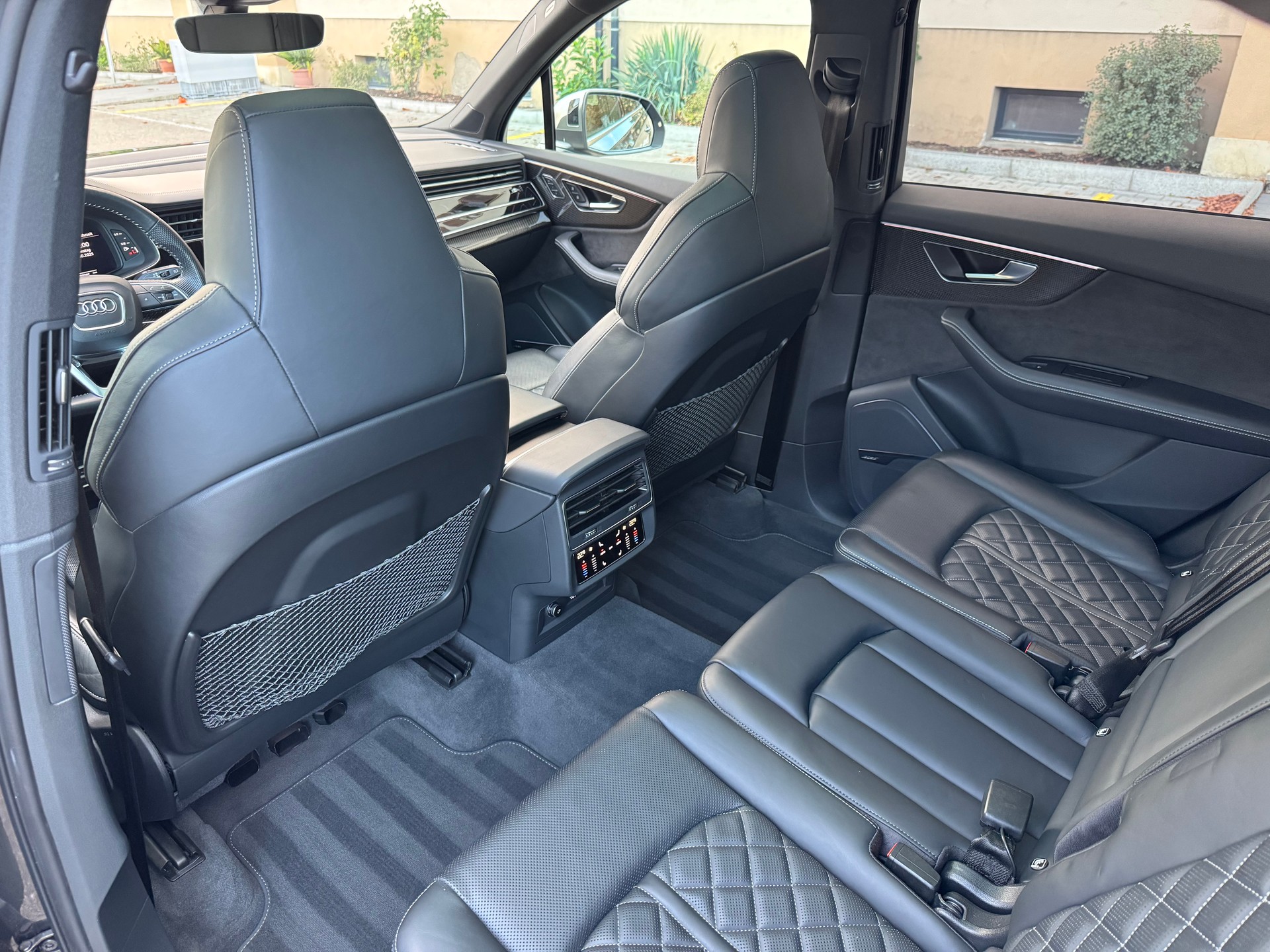 AUDI SQ7 4.0 V8 TDI Sport quattro tiptronic 7-Sitzer-image-26