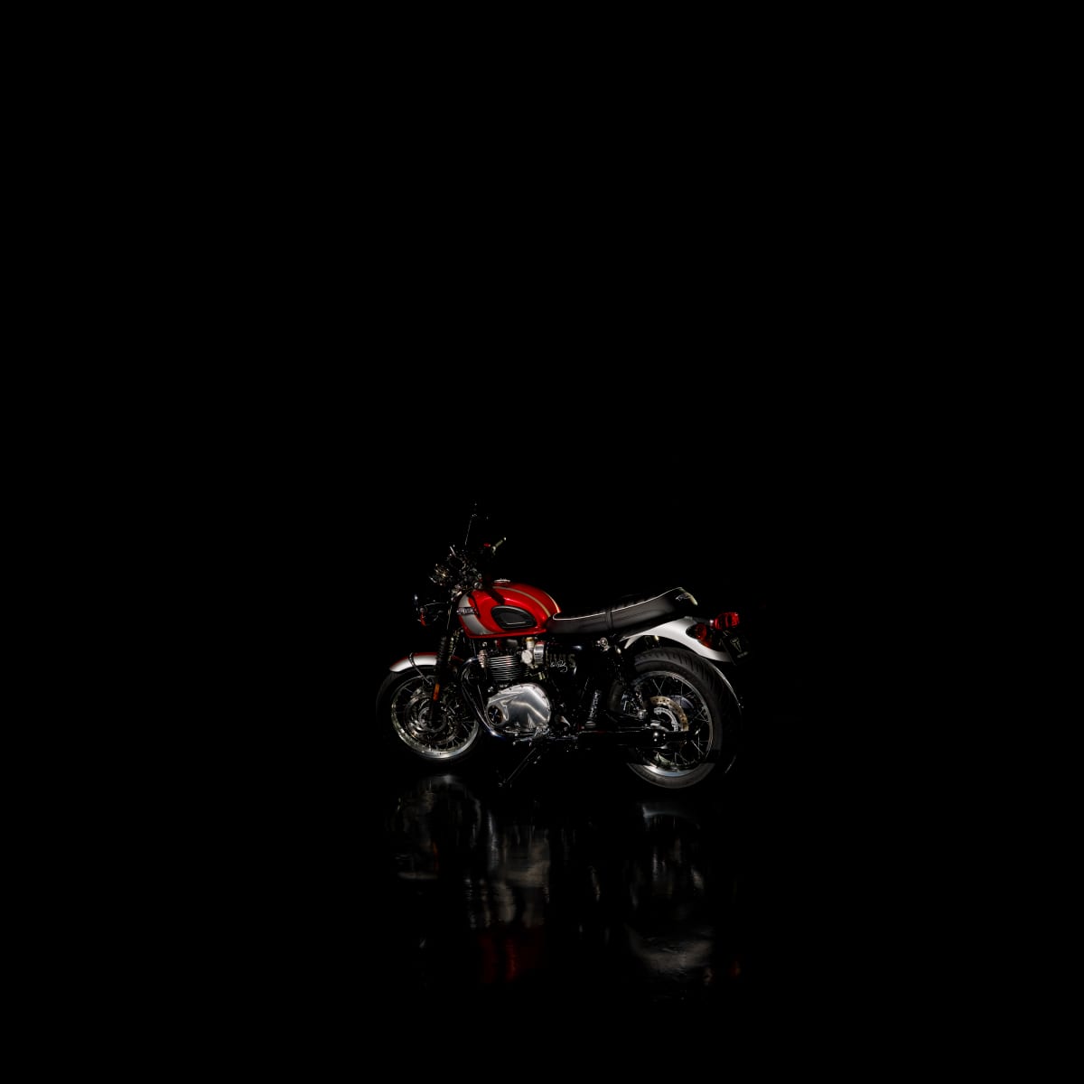 TRIUMPH Bonneville T120 Elvis Edition-image-4