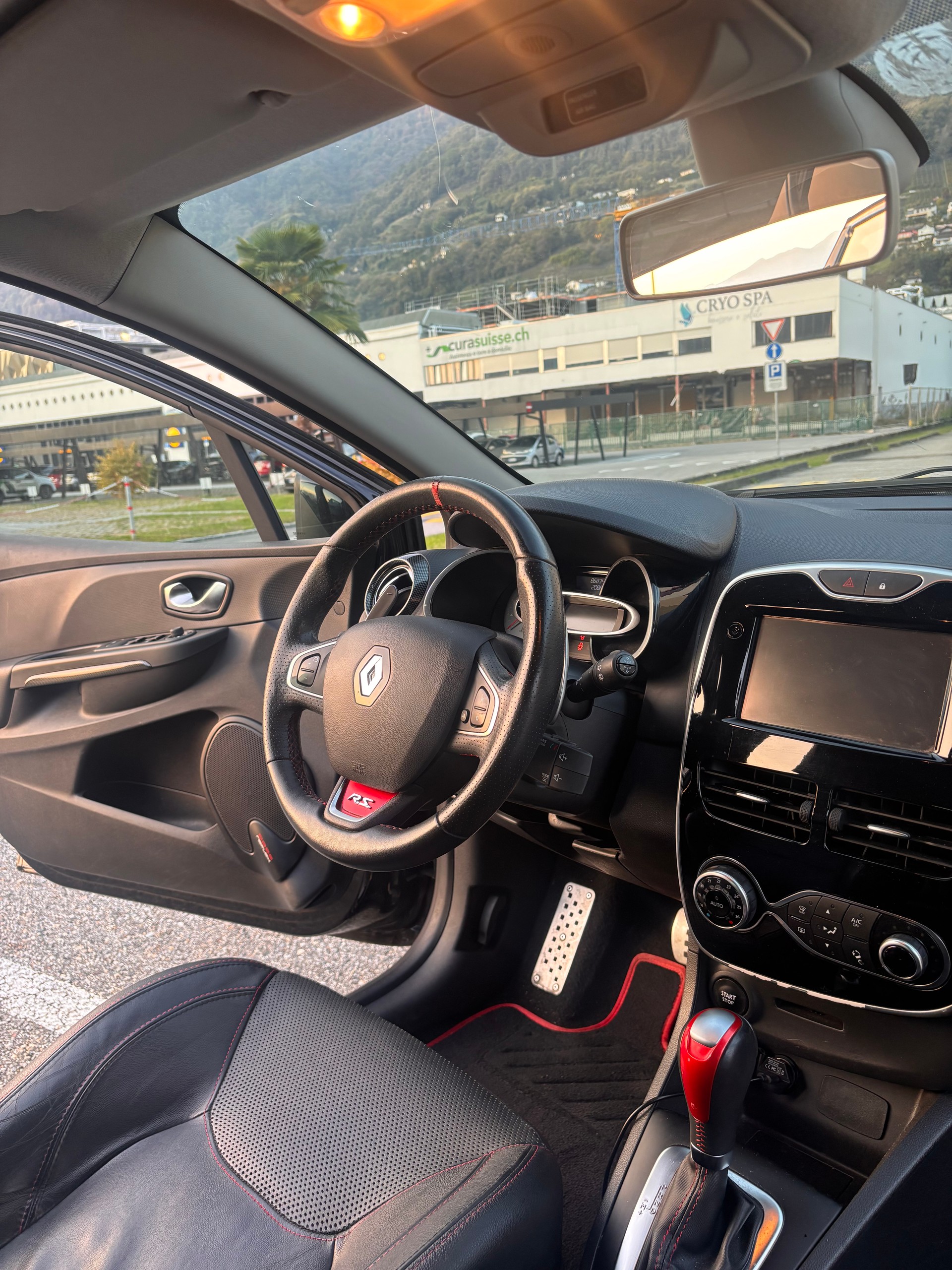 RENAULT Clio 1.6 T RS 220 Trophy EDC-image-10