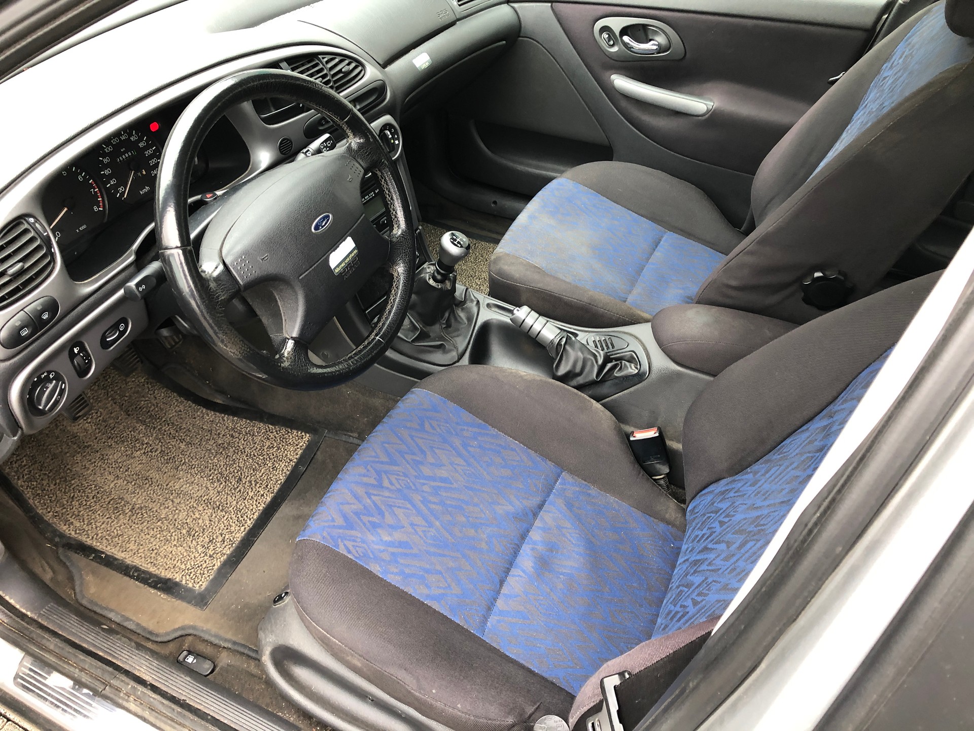 FORD Mondeo 2.0i Trend Futura-image-18