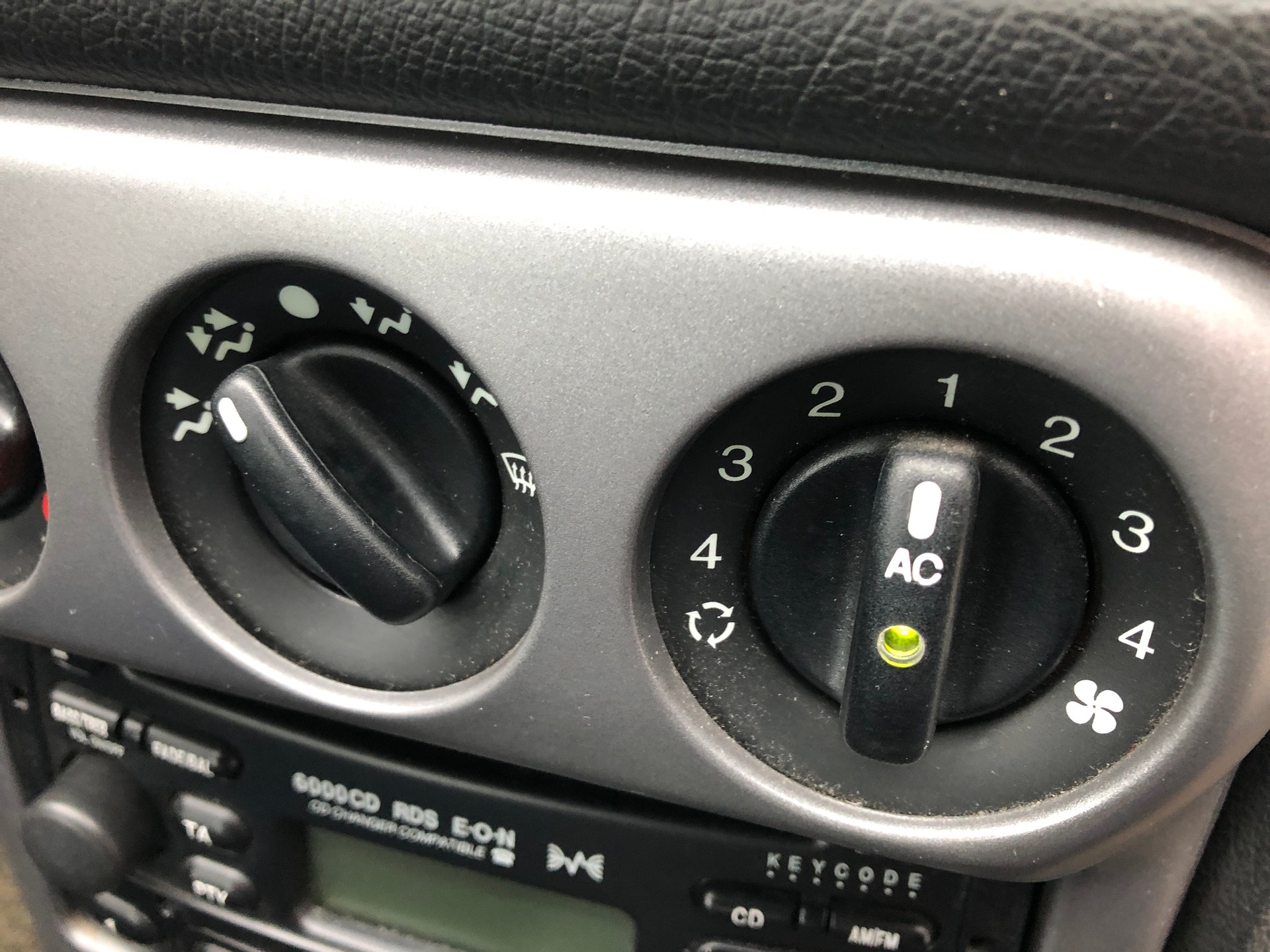 FORD Mondeo 2.0i Trend Futura-image-22