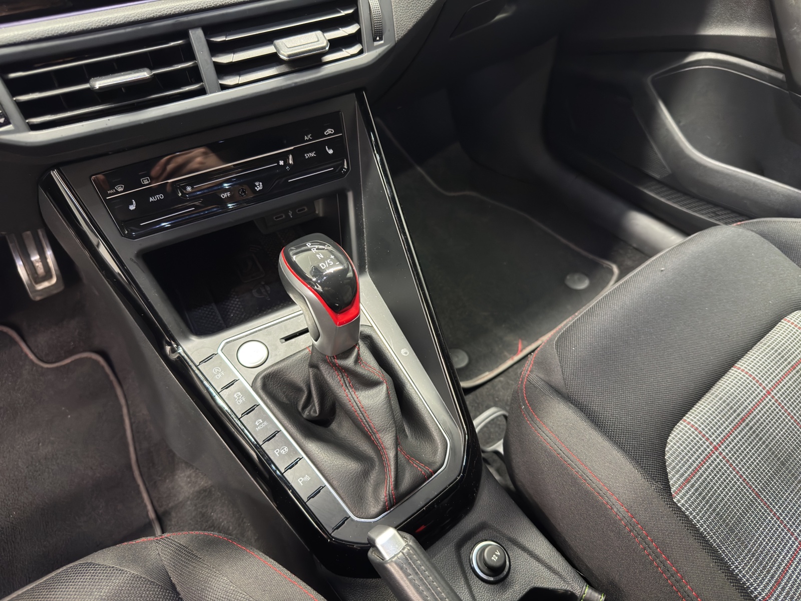 VW Polo 2.0 TSI GTI DSG-image-15