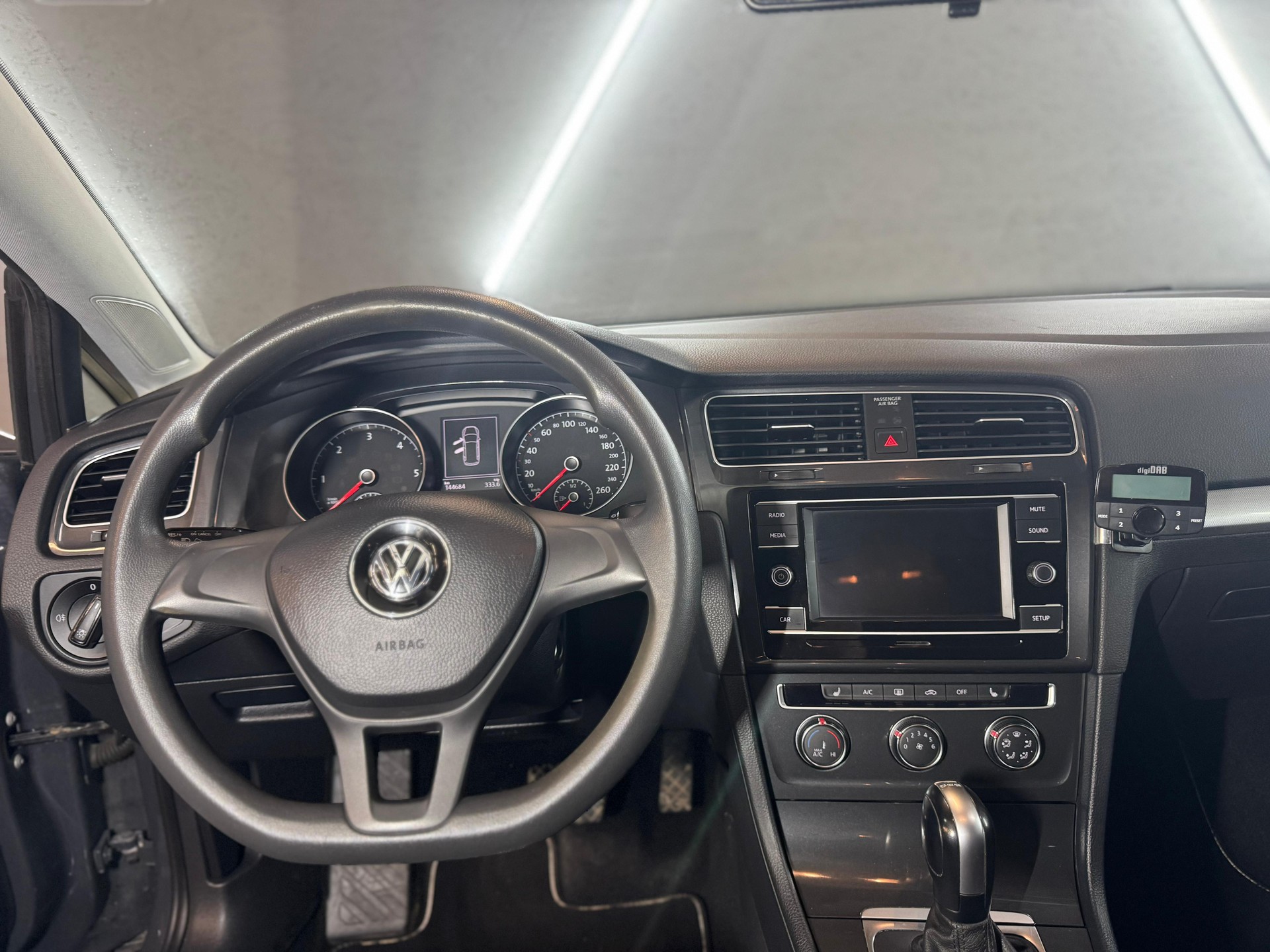 VW Golf Variant 1.6 TDI Trendline DSG-image-9