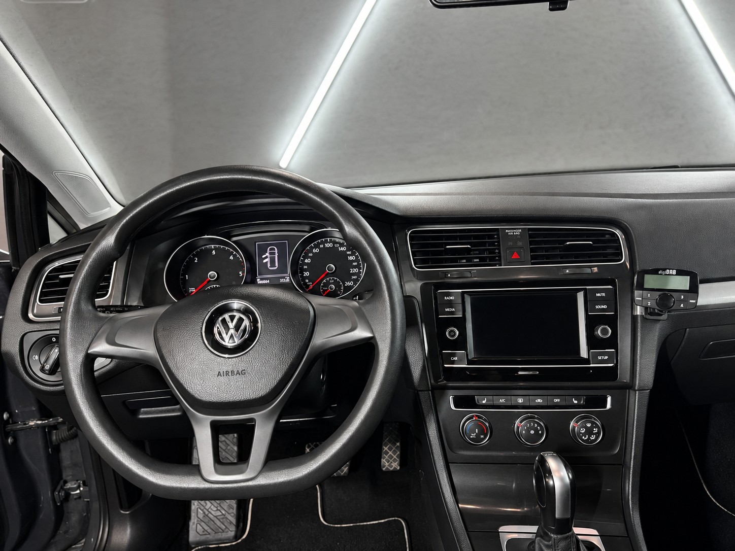 VW Golf Variant 1.6 TDI Trendline DSG-image-8