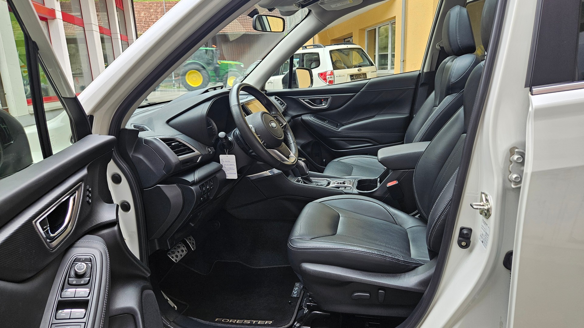SUBARU Forester 2.0i e-Boxer Luxury Lineartronic-image-10