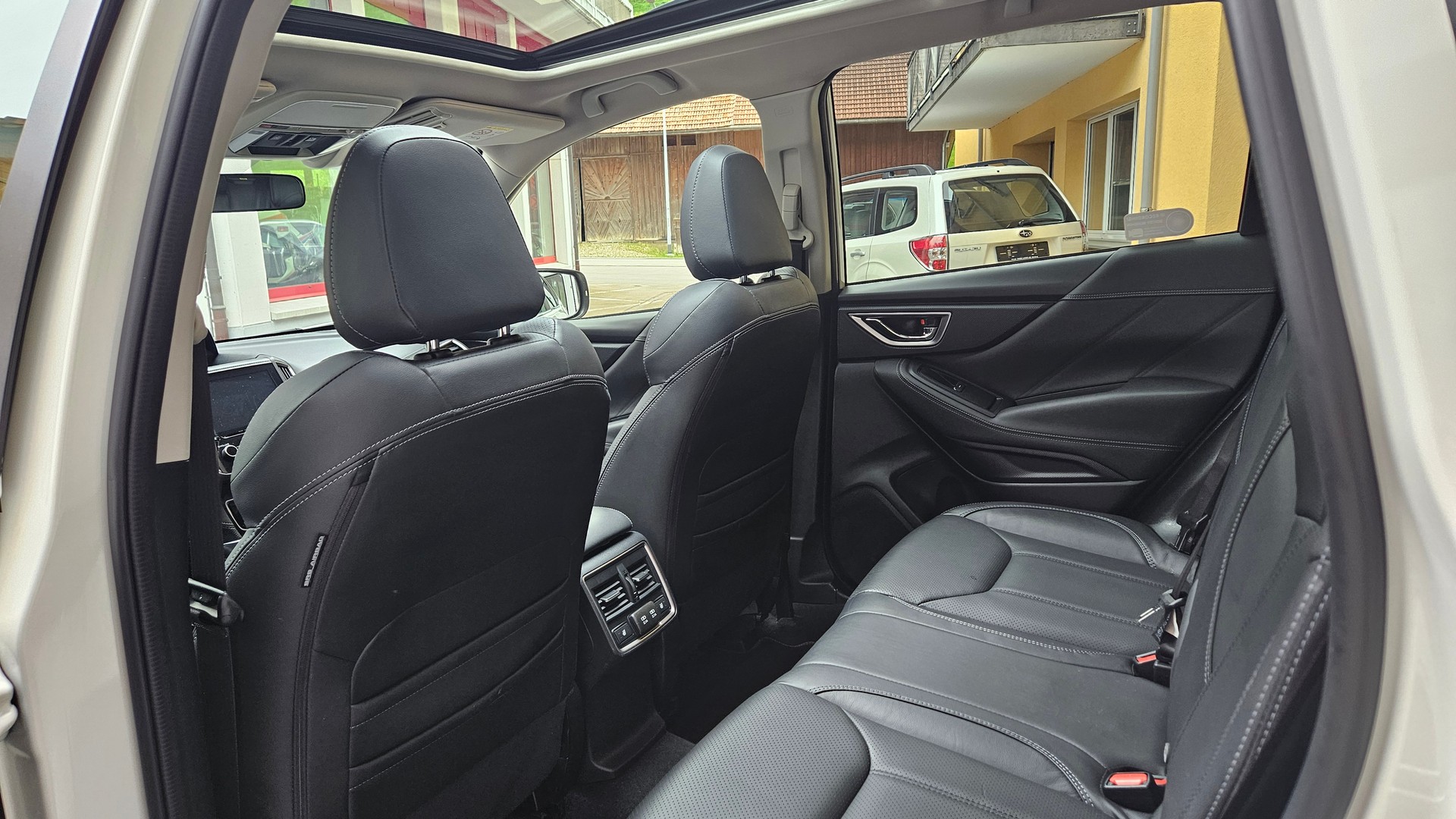 SUBARU Forester 2.0i e-Boxer Luxury Lineartronic-image-12