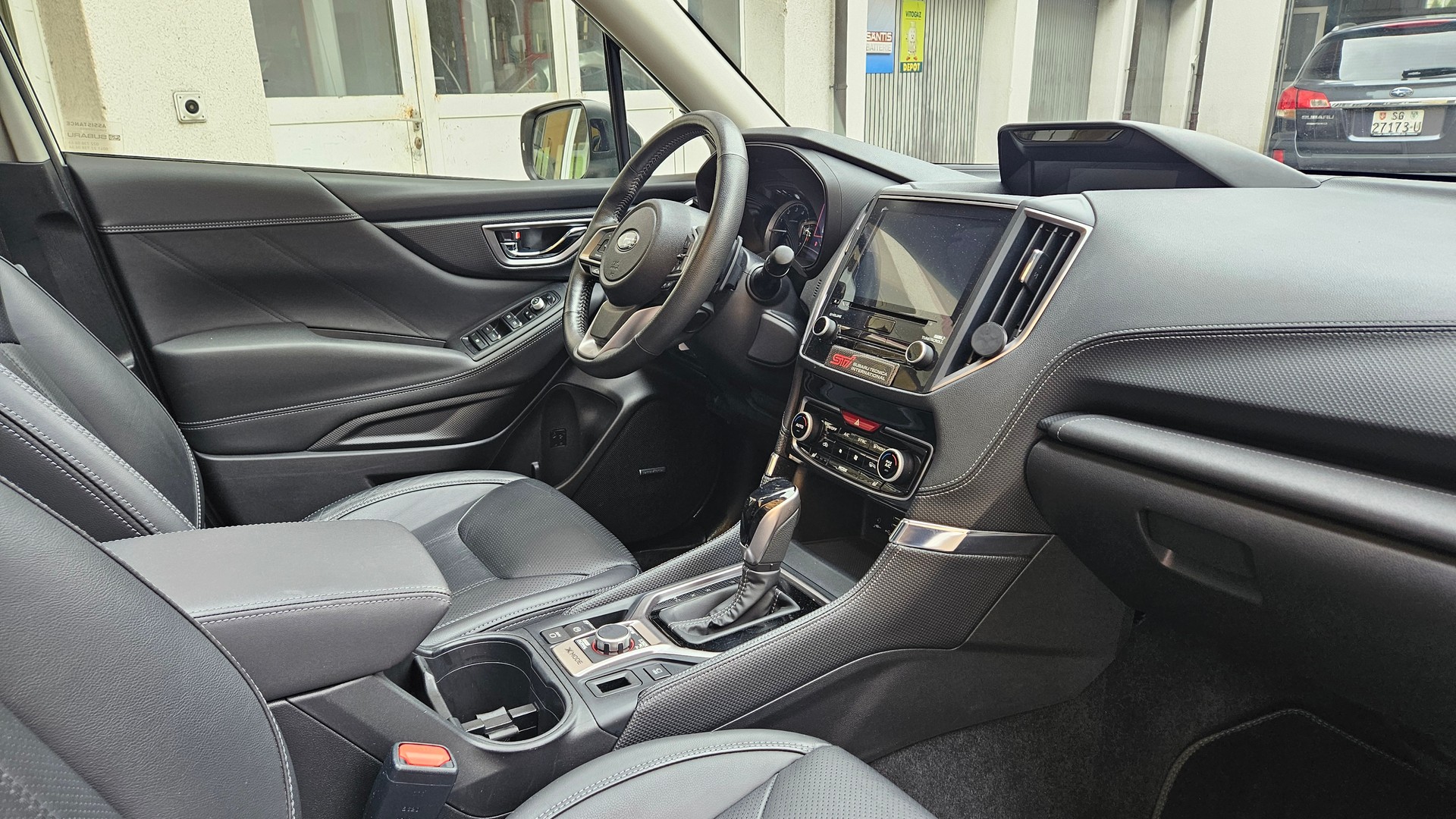 SUBARU Forester 2.0i e-Boxer Luxury Lineartronic-image-21