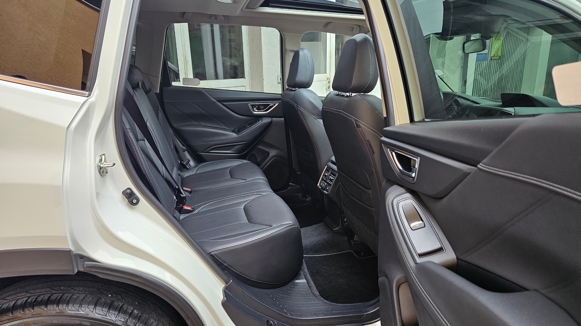 SUBARU Forester 2.0i e-Boxer Luxury Lineartronic-image-19