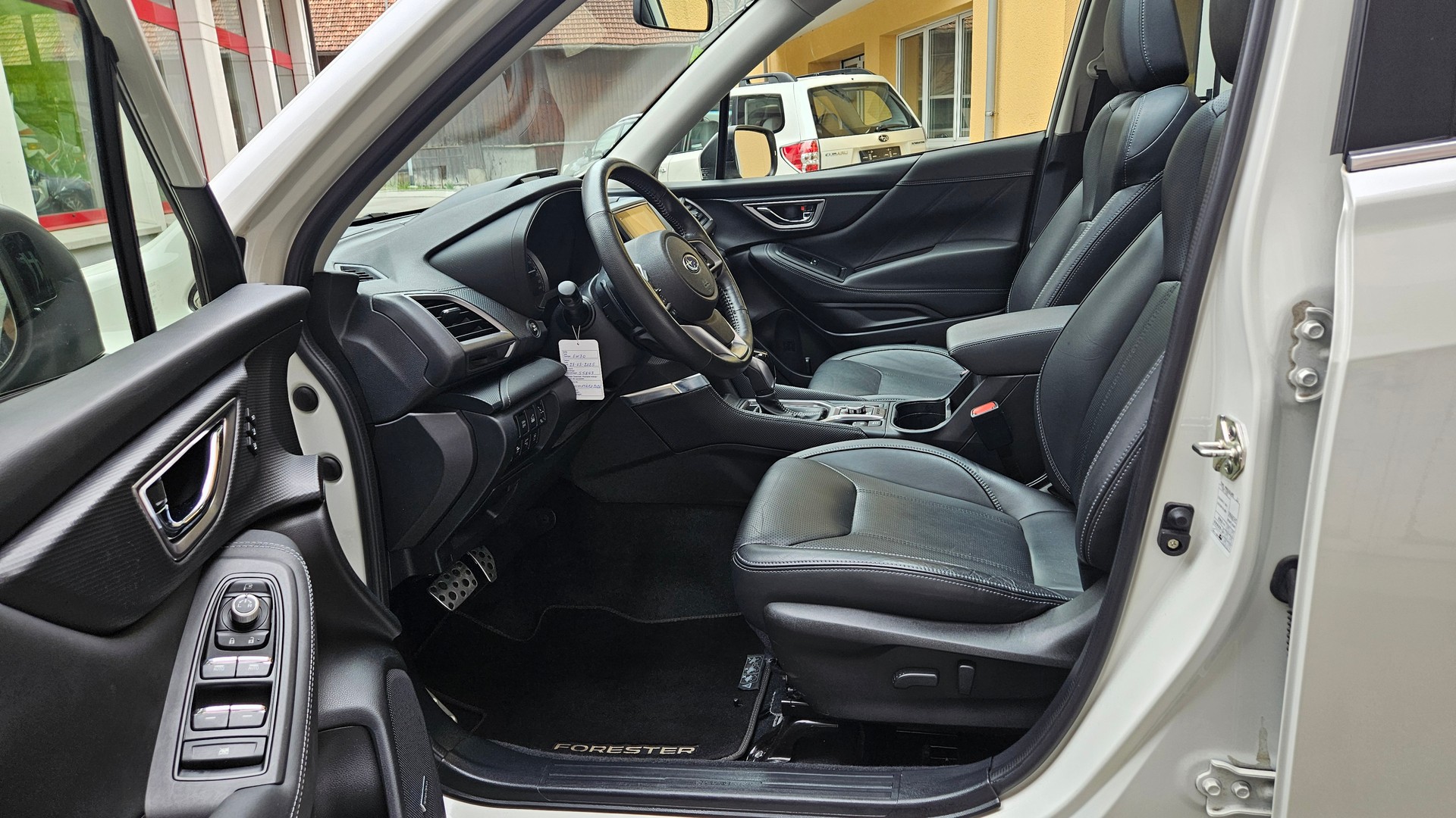 SUBARU Forester 2.0i e-Boxer Luxury Lineartronic-showroom-element-2
