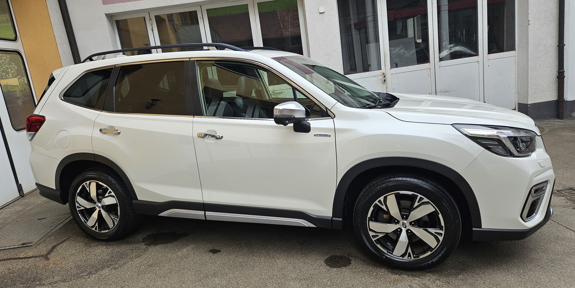 SUBARU Forester 2.0i e-Boxer Luxury Lineartronic-image-22
