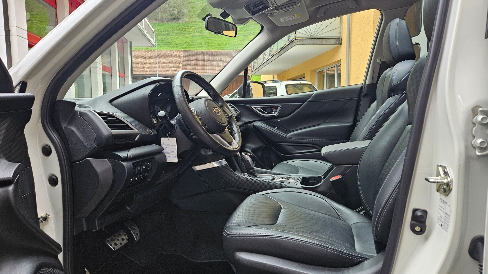 SUBARU Forester 2.0i e-Boxer Luxury Lineartronic-image-9