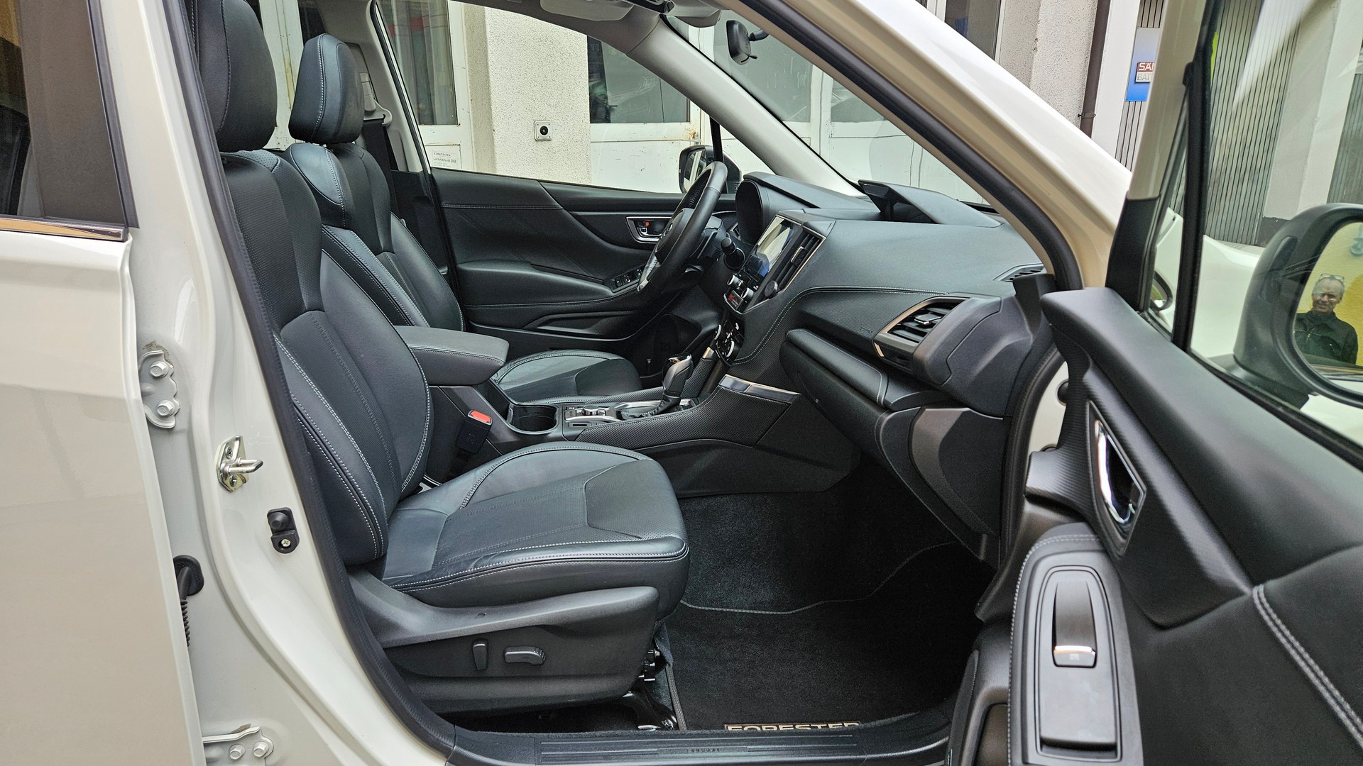 SUBARU Forester 2.0i e-Boxer Luxury Lineartronic-image-20