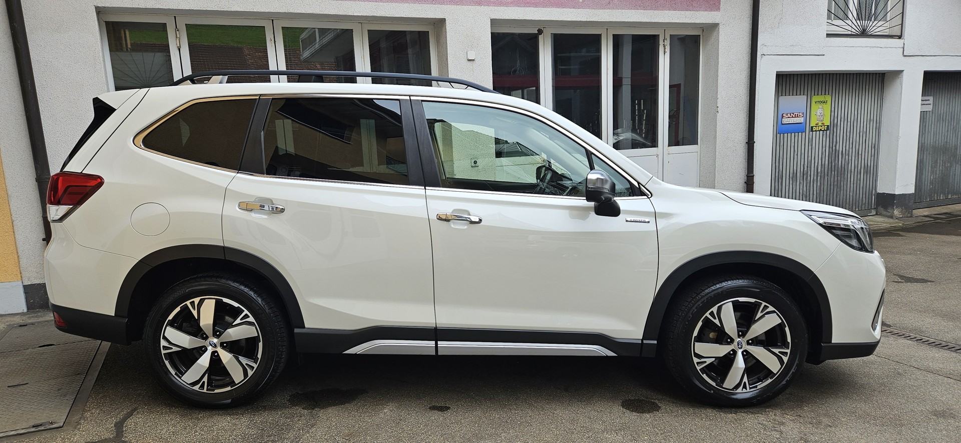 SUBARU Forester 2.0i e-Boxer Luxury Lineartronic-image-24