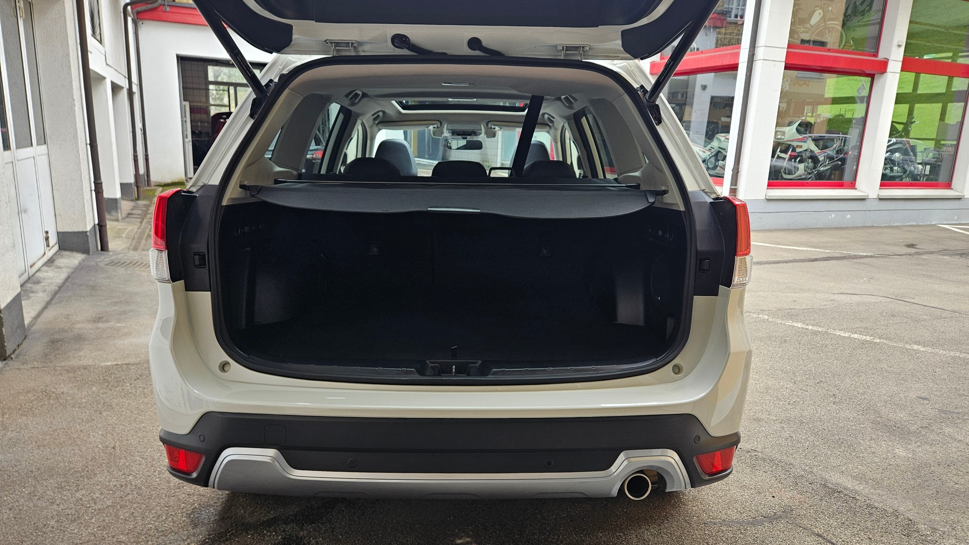 SUBARU Forester 2.0i e-Boxer Luxury Lineartronic-image-16