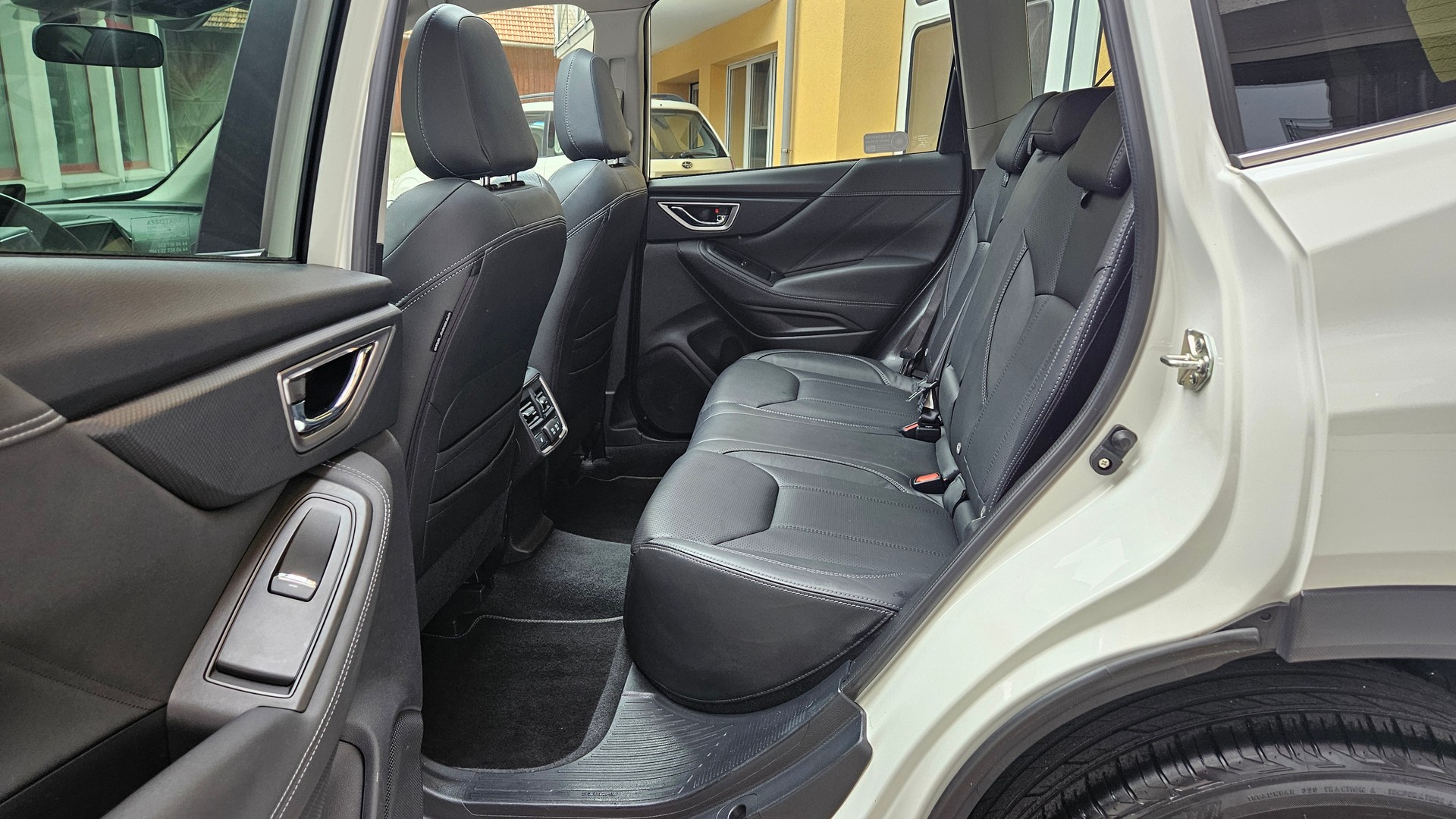 SUBARU Forester 2.0i e-Boxer Luxury Lineartronic-image-11