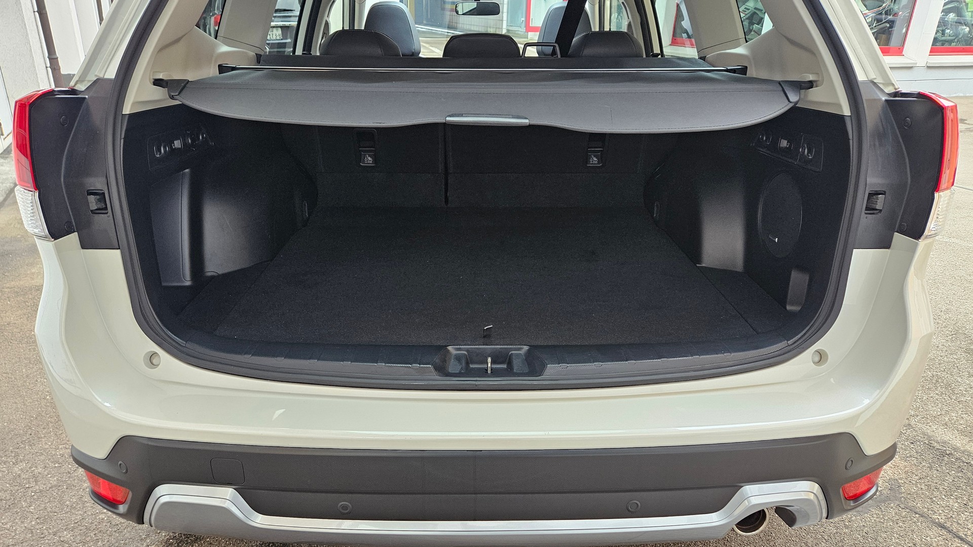 SUBARU Forester 2.0i e-Boxer Luxury Lineartronic-image-15