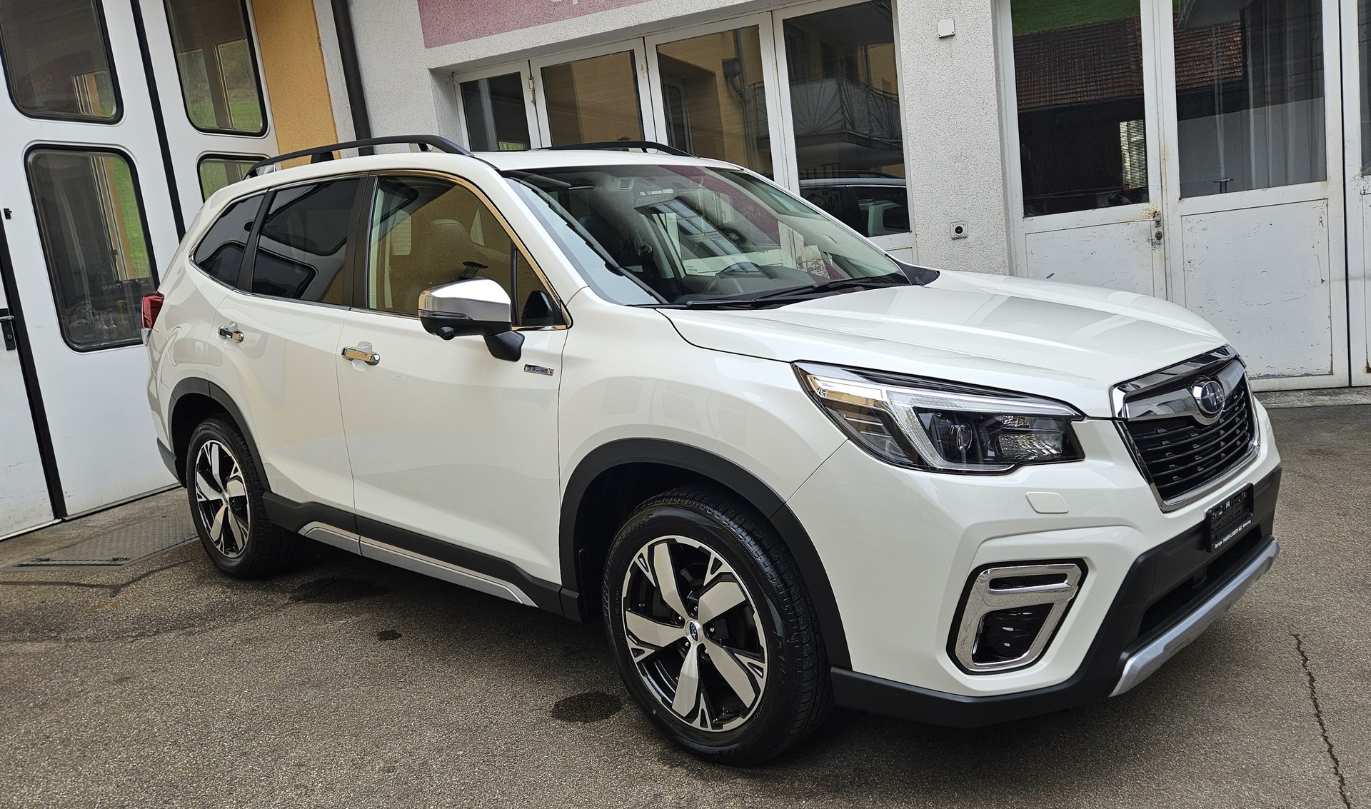 SUBARU Forester 2.0i e-Boxer Luxury Lineartronic-image-23