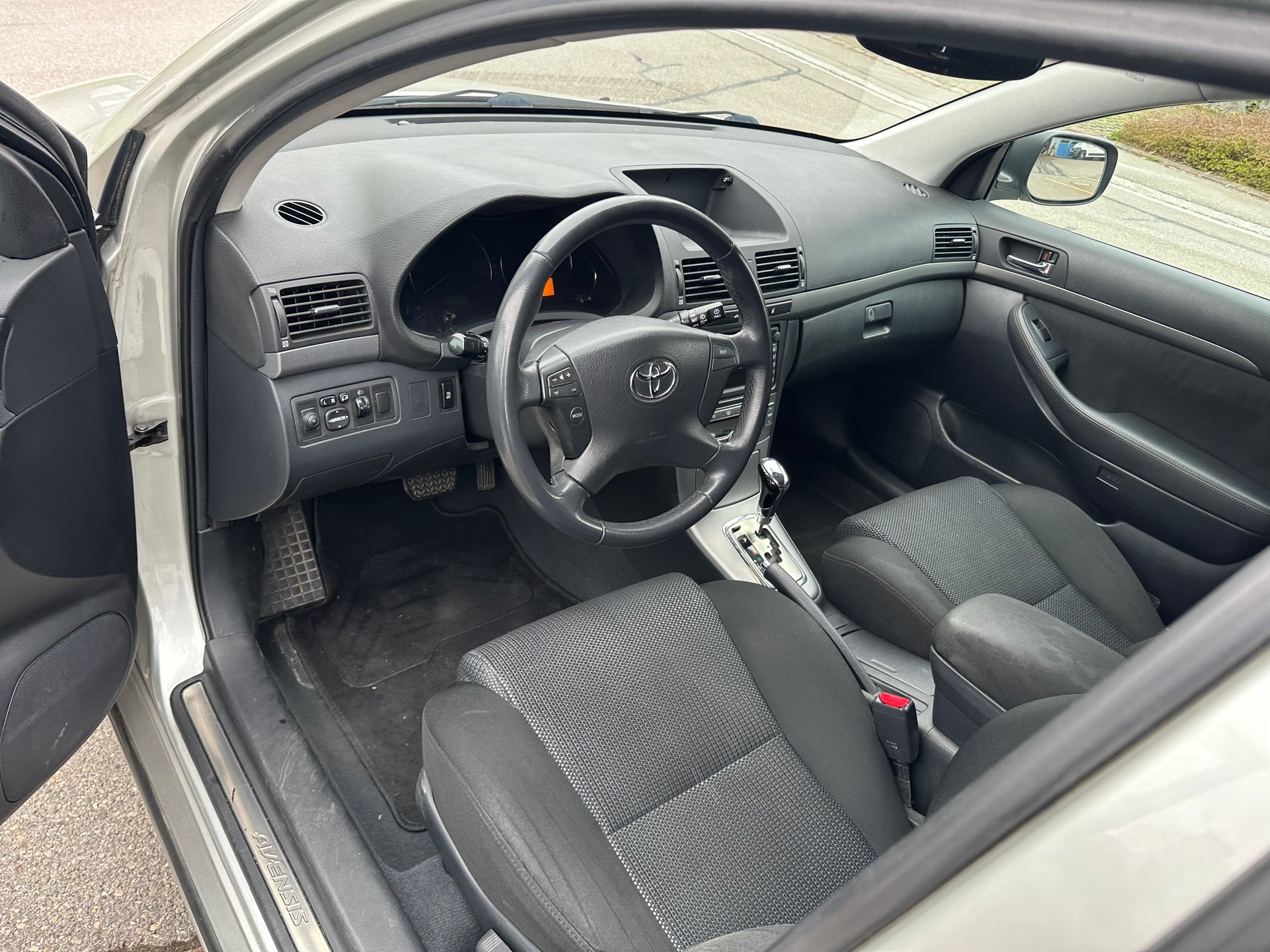 TOYOTA Avensis 2.0 D4 VVT-i Limited Sportswagon T-Step4-image-10