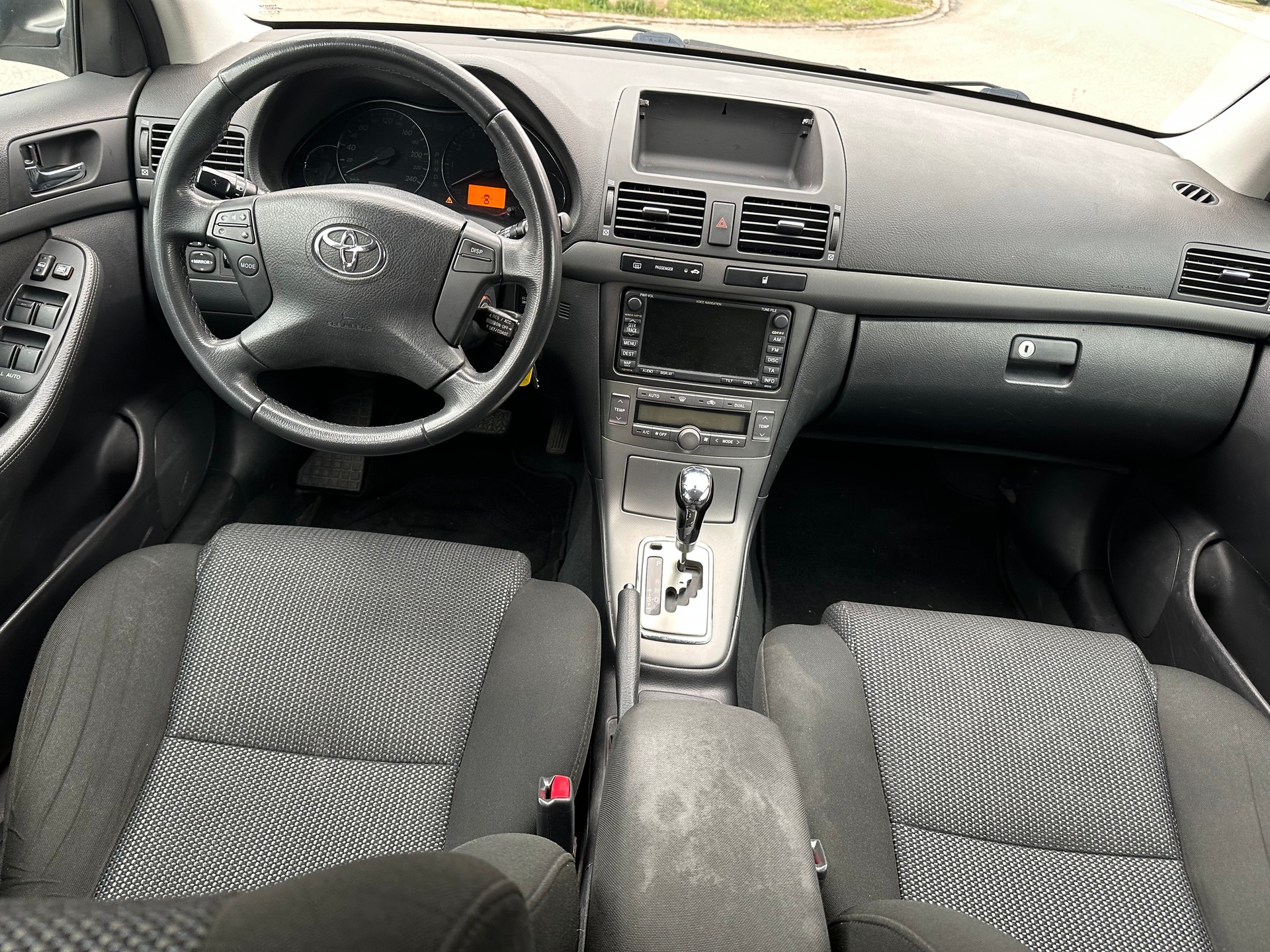 TOYOTA Avensis 2.0 D4 VVT-i Limited Sportswagon T-Step4-image-8