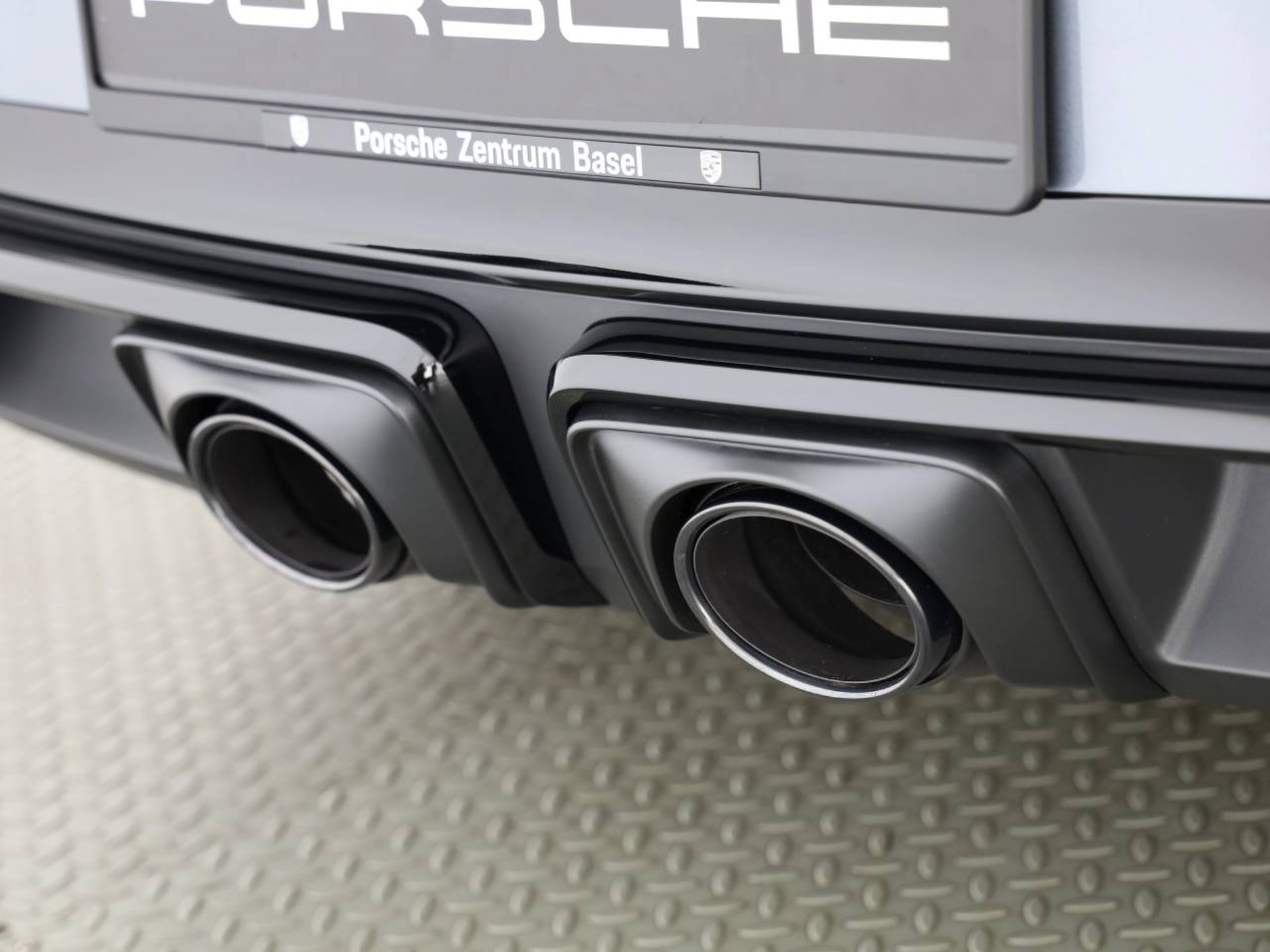 PORSCHE 911 Carrera 4 GTS-image-18