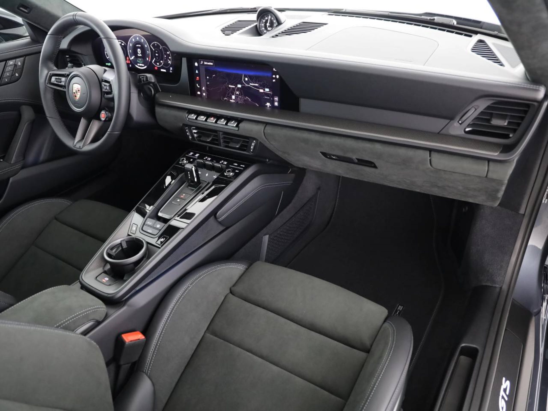 PORSCHE 911 Carrera 4 GTS-image-13