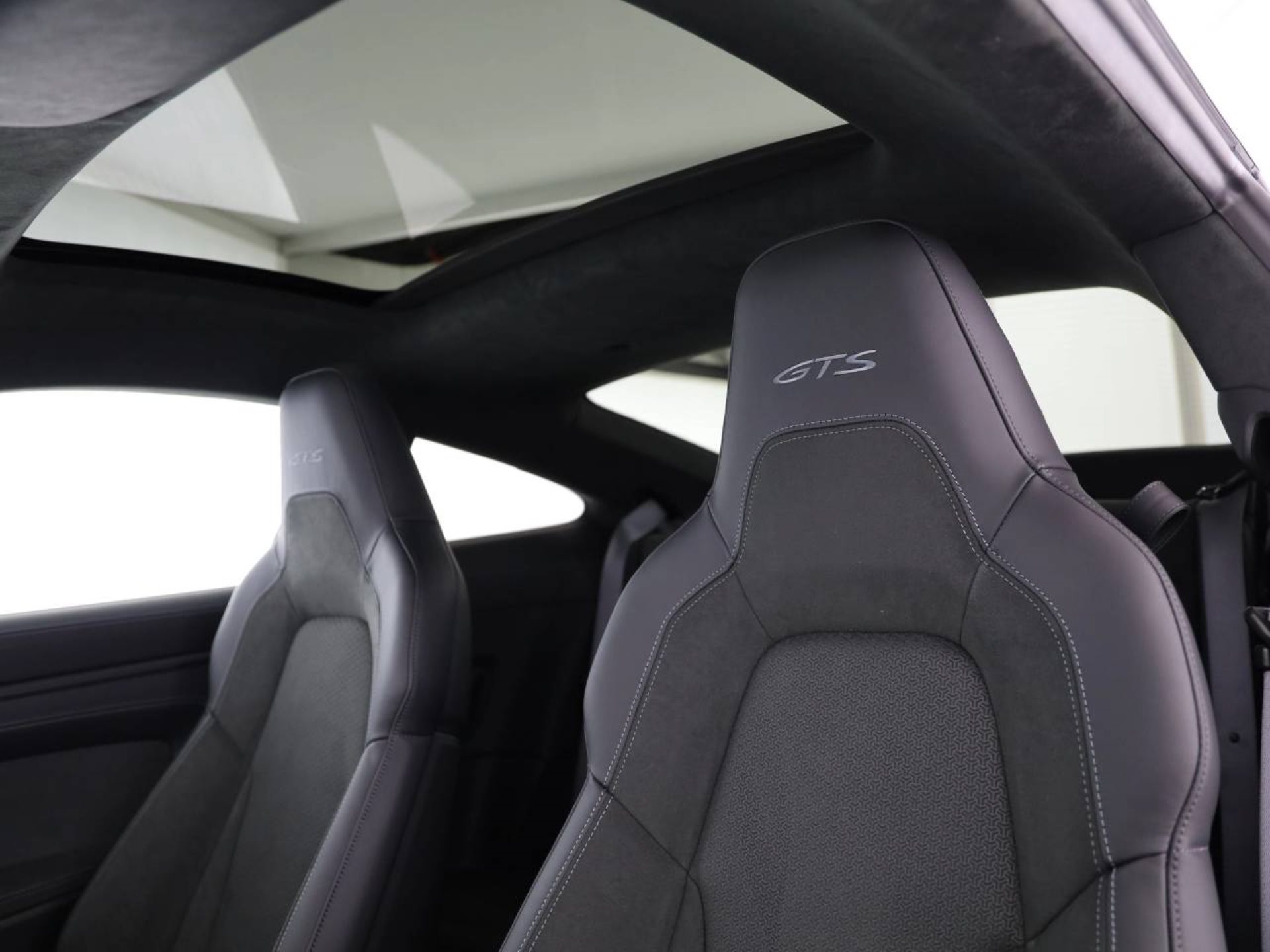 PORSCHE 911 Carrera 4 GTS-image-4