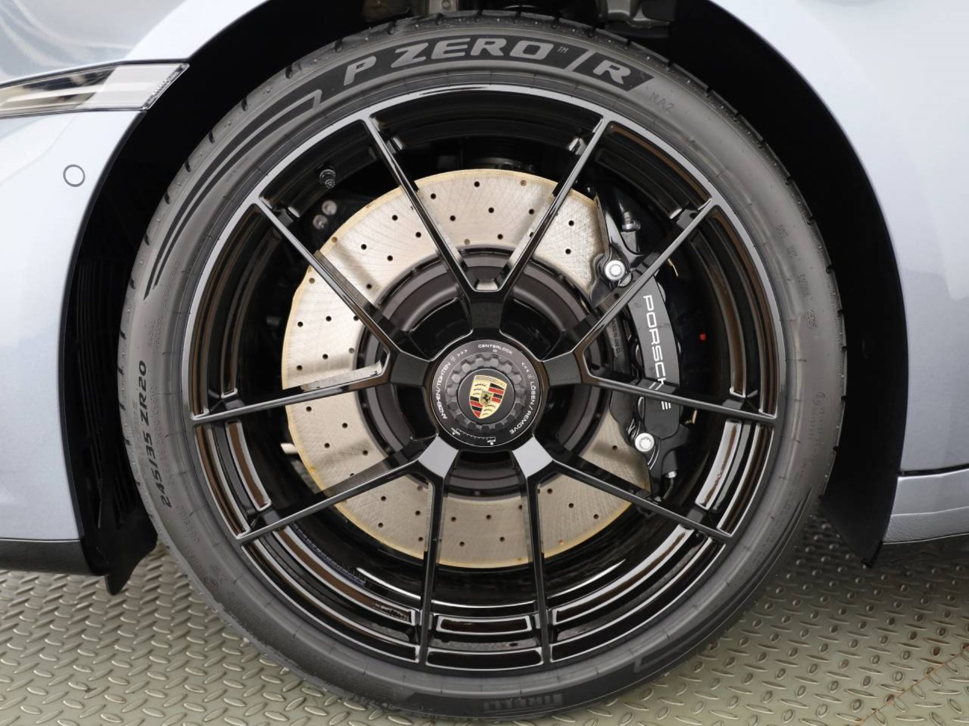 PORSCHE 911 Carrera 4 GTS-image-5