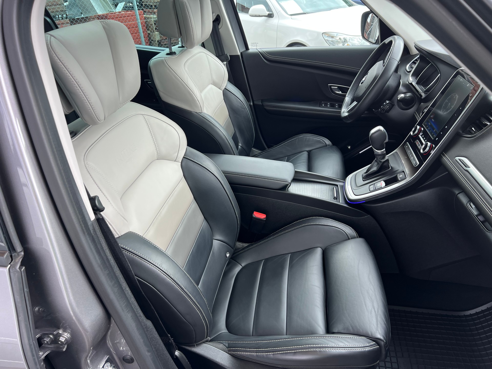 RENAULT Grand Scénic 1.6 dCi Initiale Paris EDC *** 7 Sitze * Panoramadach * Leder * Head -Up Display * 12 / 24 Mt. Garantie möglich ***-image-14