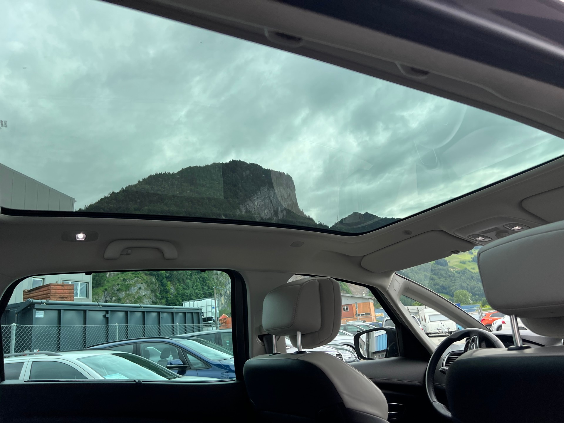 RENAULT Grand Scénic 1.6 dCi Initiale Paris EDC *** 7 Sitze * Panoramadach * Leder * Head -Up Display * 12 / 24 Mt. Garantie möglich ***-image-13