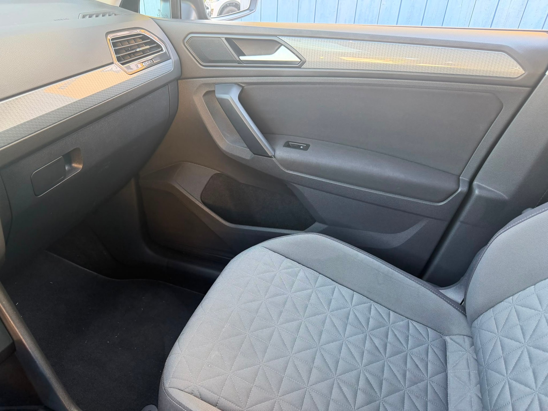 VW Tiguan 2.0 TDI SCR Life 4Motion DSG-image-9