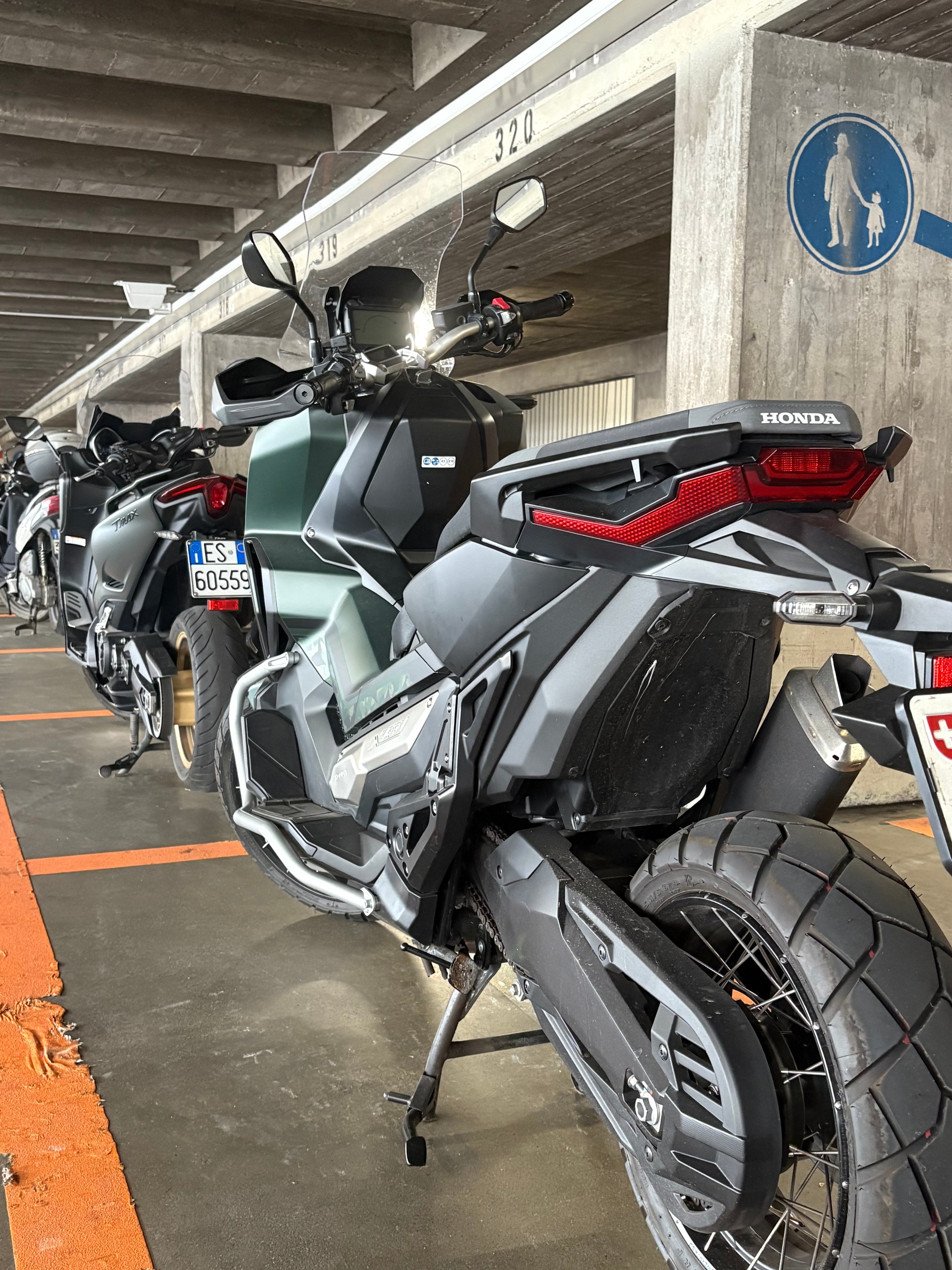 HONDA X-ADV 750 ABS-image-1