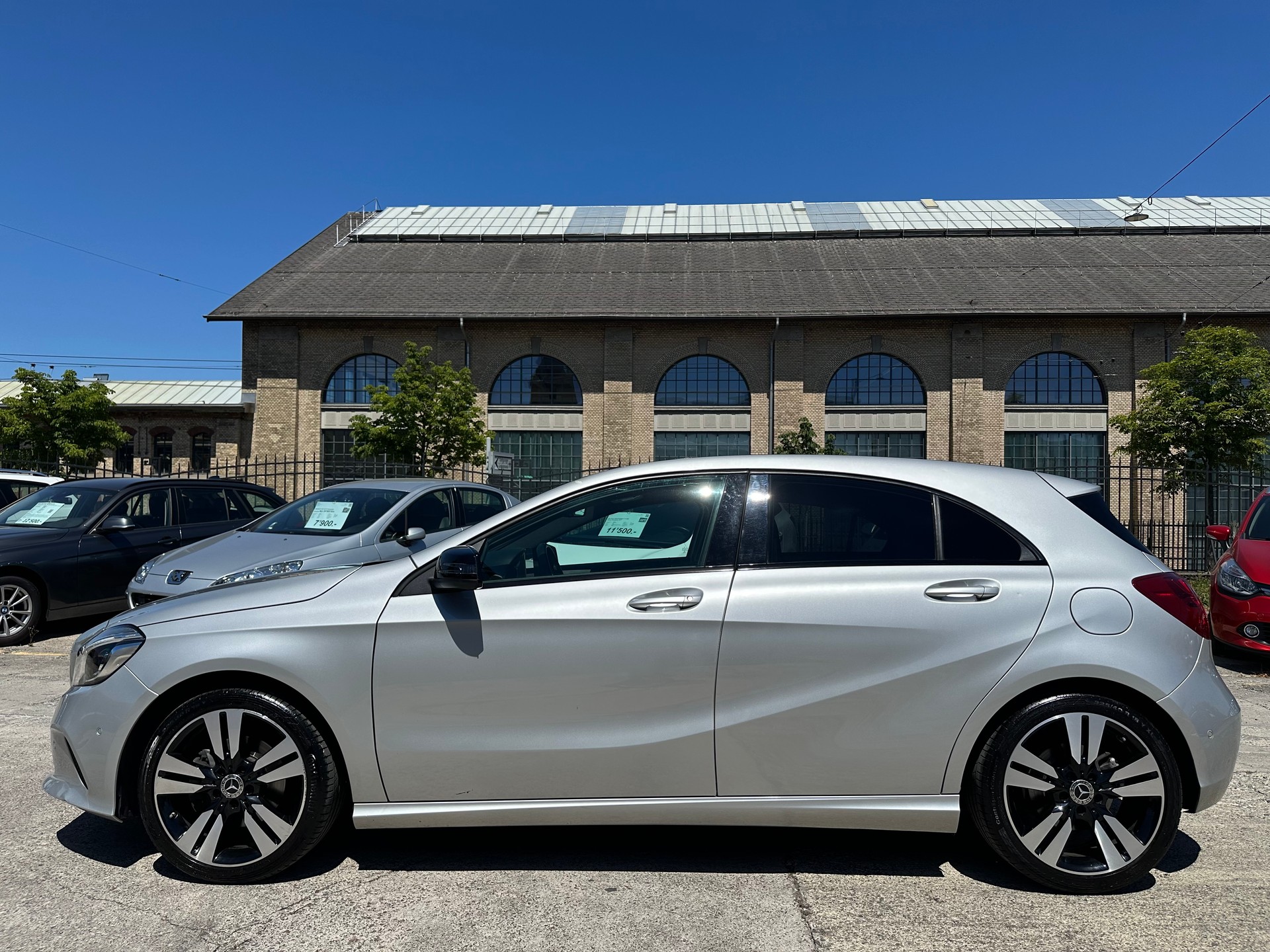 MERCEDES-BENZ A 200 Night Star 7G-DCT-showroom-element-3