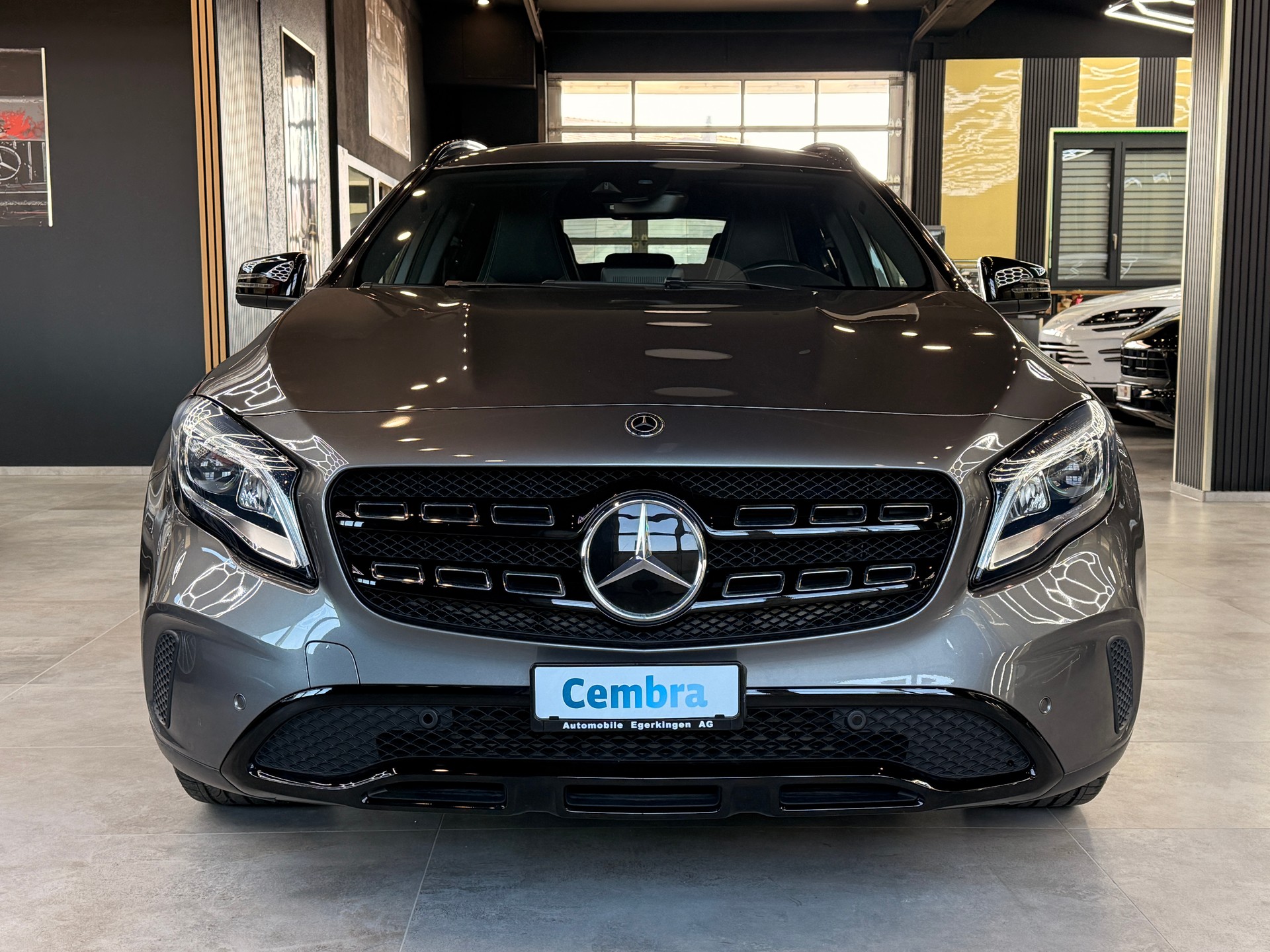 MERCEDES-BENZ GLA 200 Night Star 7G-DCT-showroom-element-1